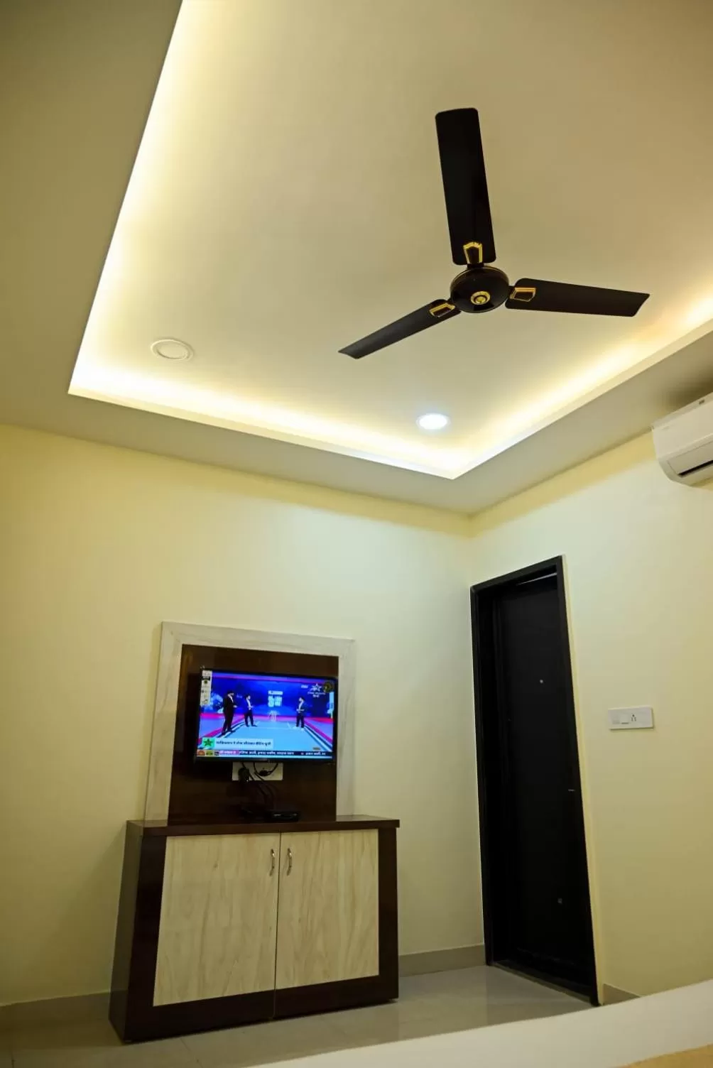 TV and multimedia in Hotel Golden Bliss