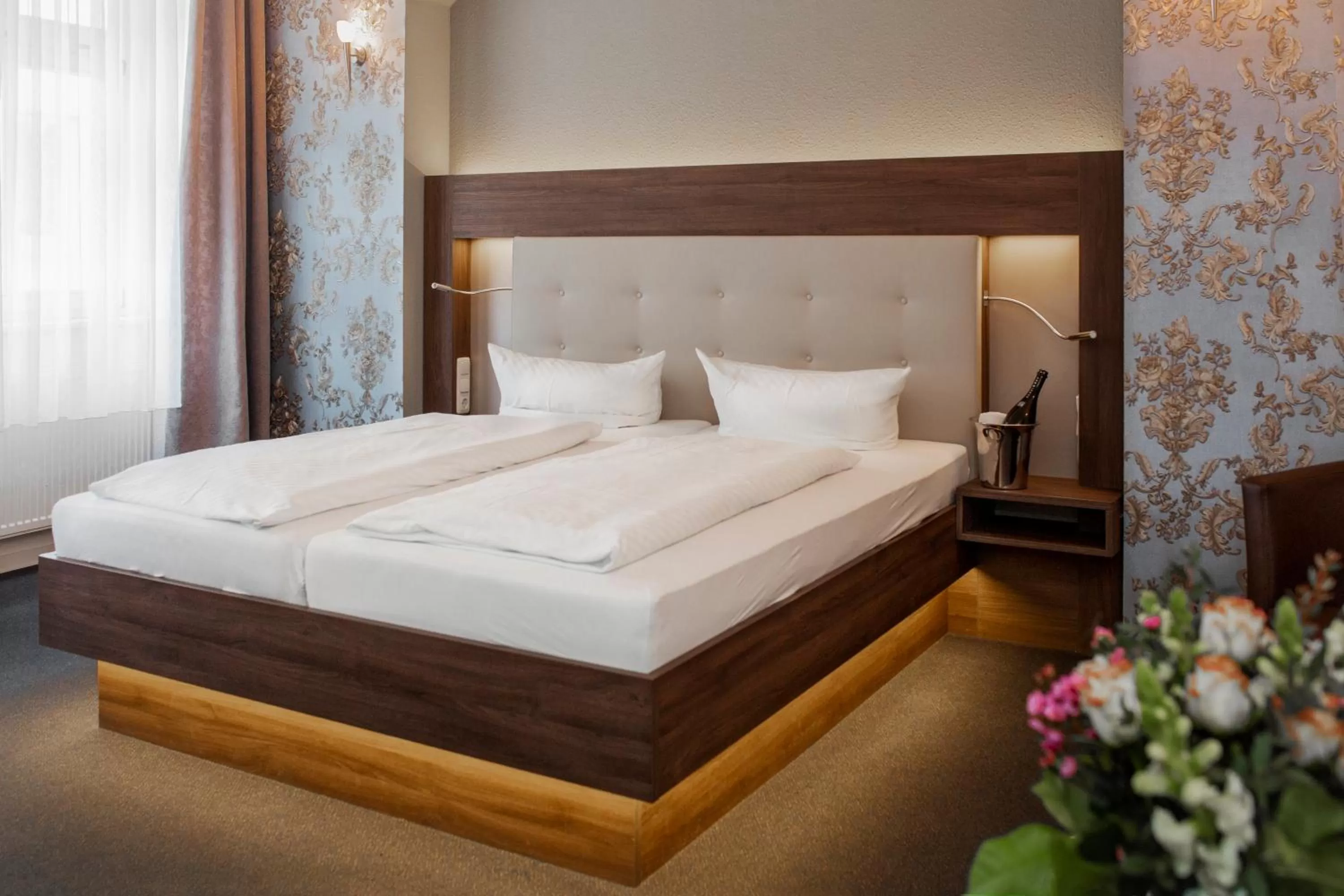 Photo of the whole room, Bed in Hotel Schwarzer Adler Stendal