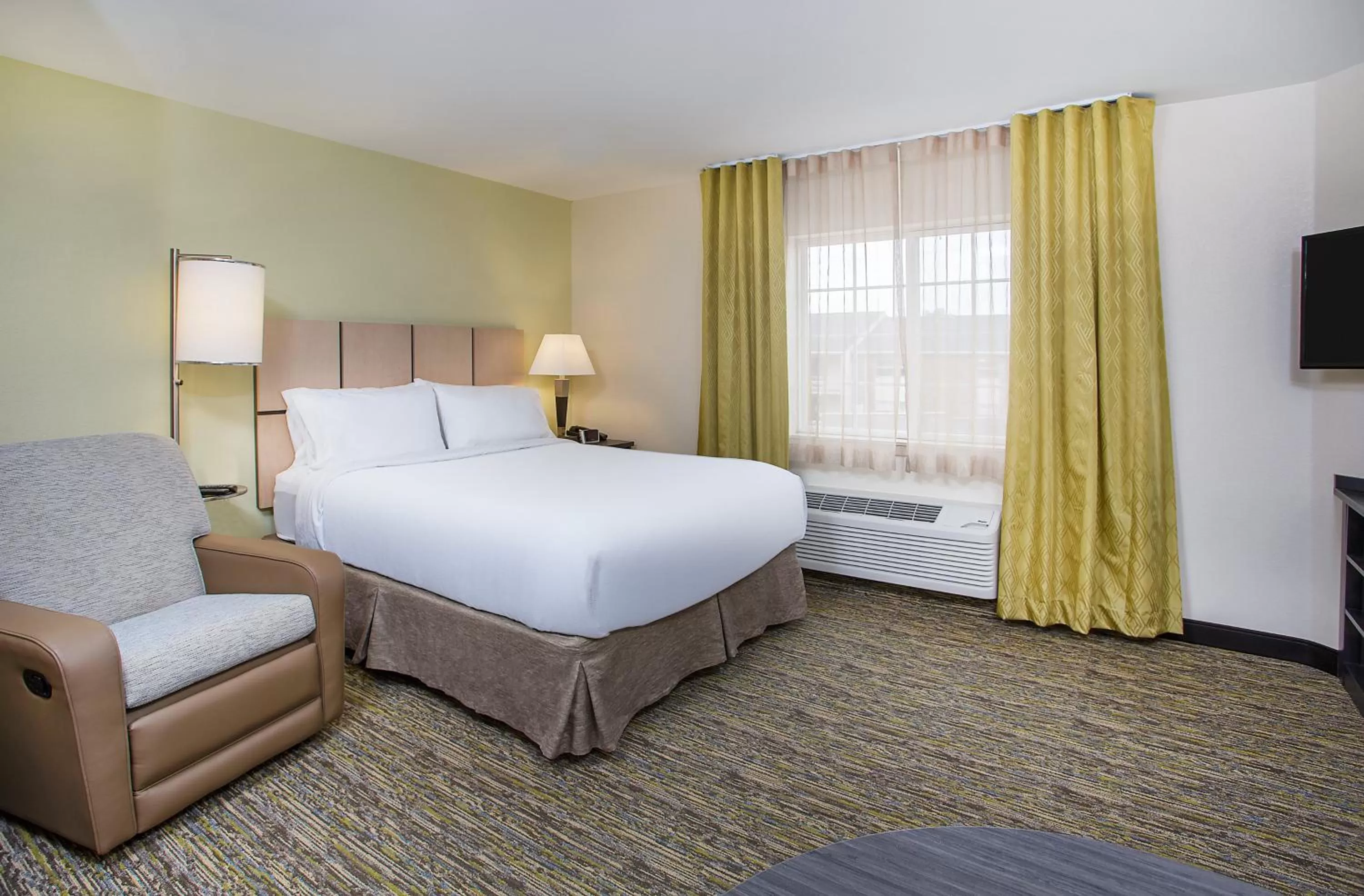 Queen Room with Bath Tub - Mobility Accessible - Non-Smoking in Candlewood Suites Bowling Green, an IHG Hotel