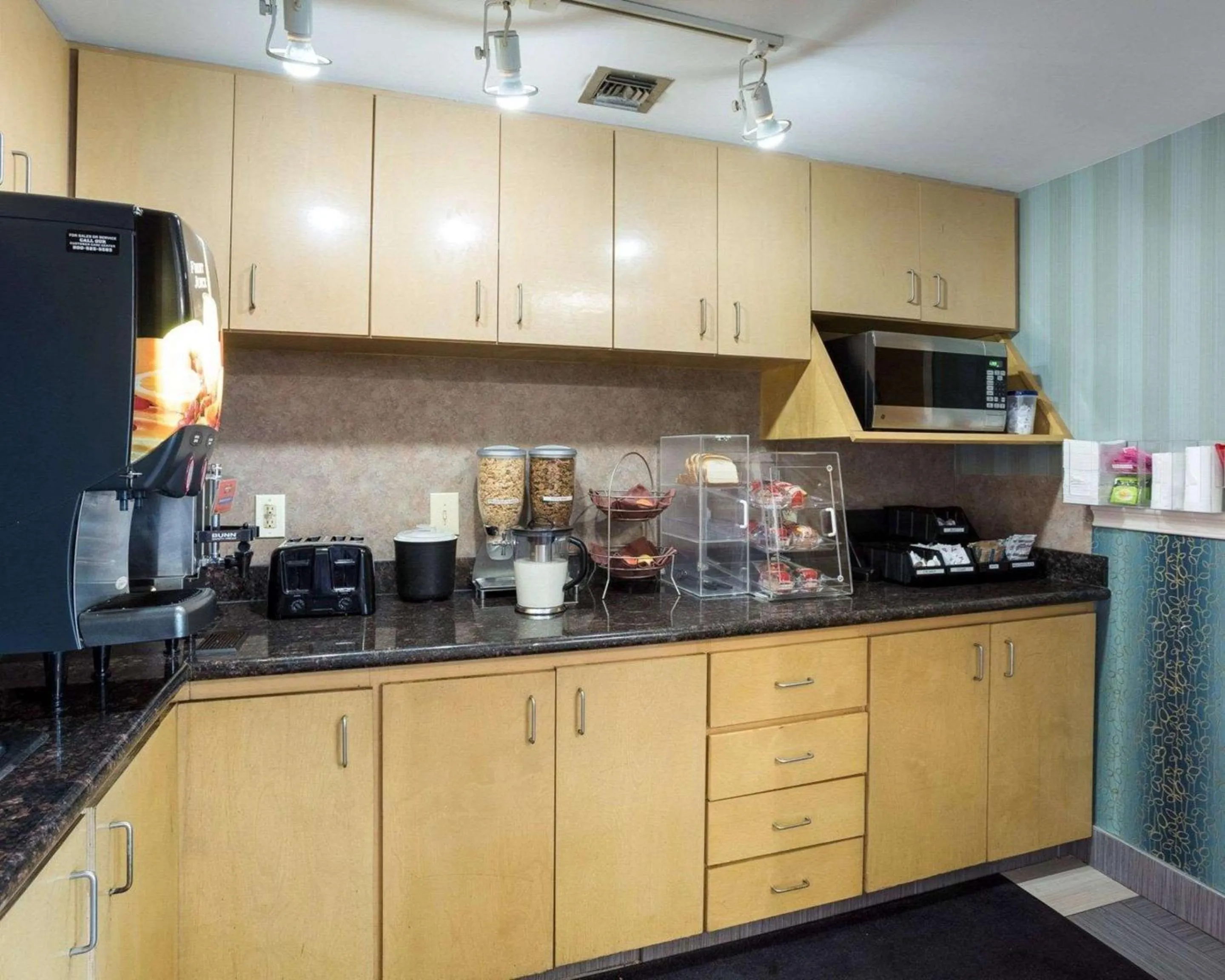 Restaurant/places to eat in Rodeway Inn & Suites New Orleans Gentilly