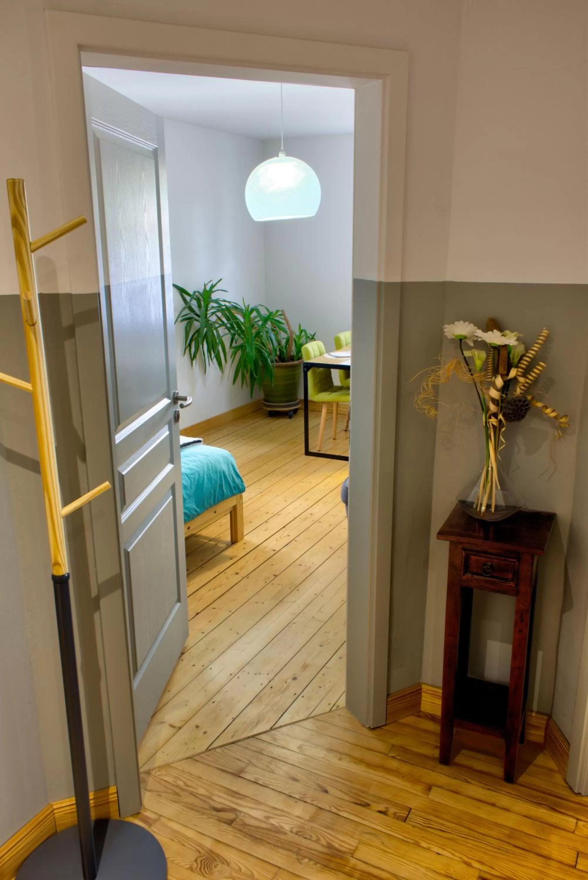 Photo of the whole room in La Maison Forestière