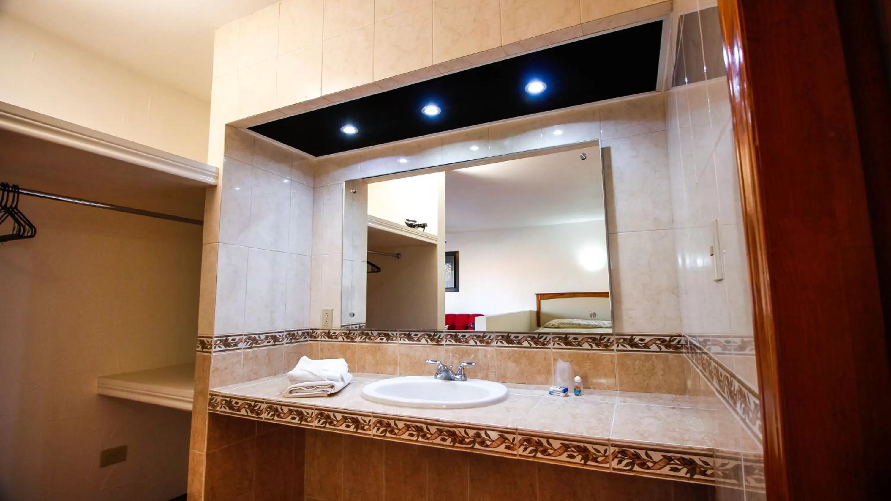 Bathroom in HOTEL & SUITES MARROD