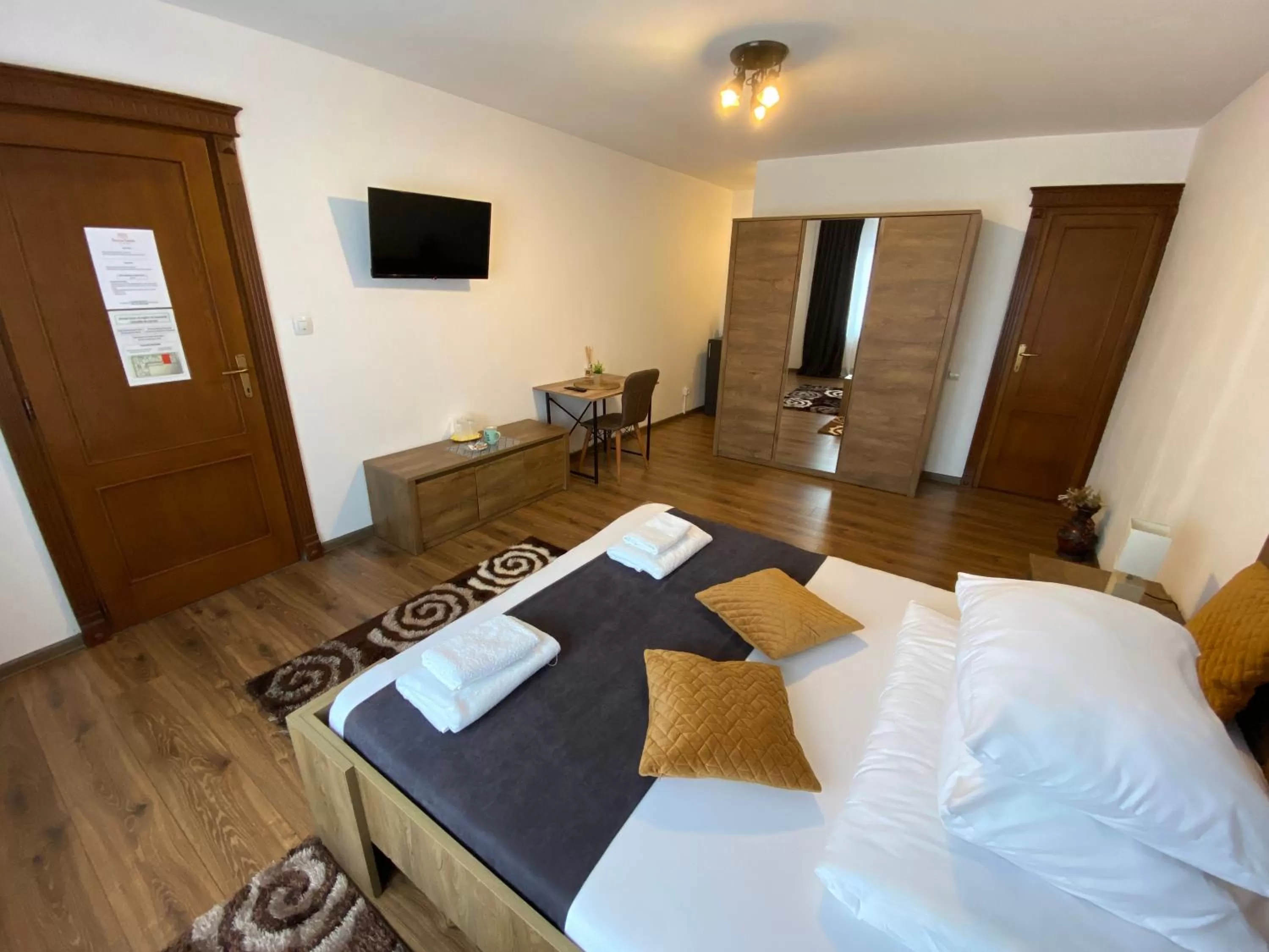 Photo of the whole room, Bed in Pensiunea Pictorilor