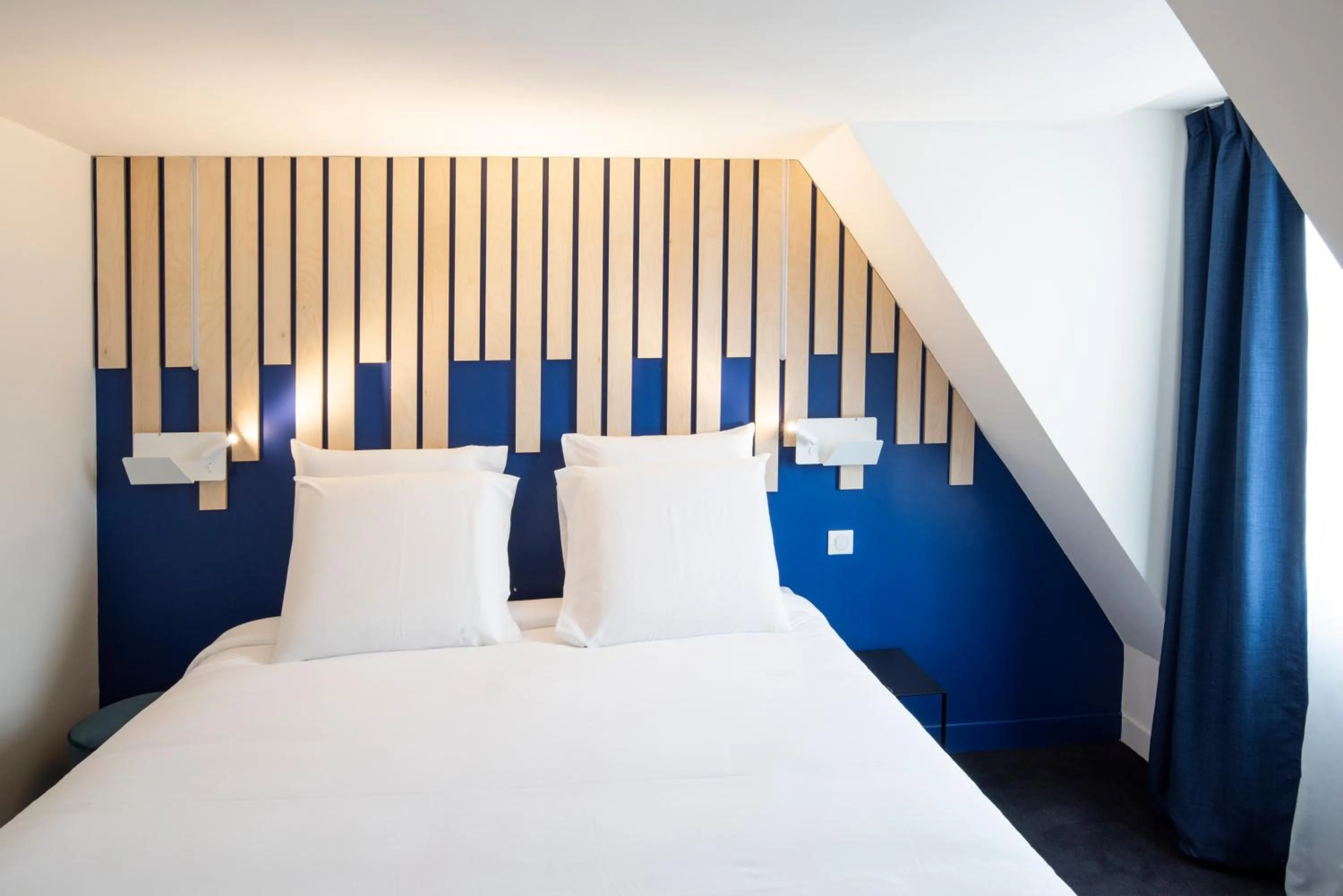 Bed in ibis Styles Paris Opera Lafayette