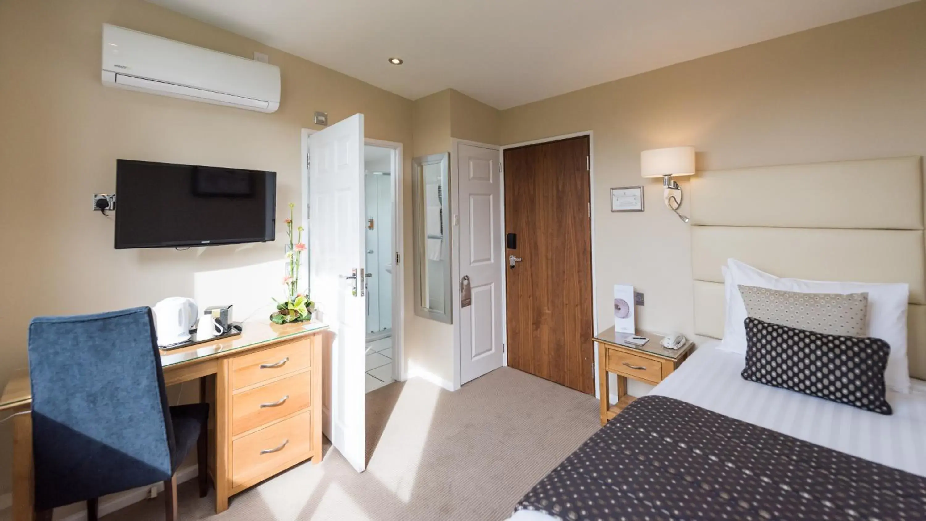 Single Room in The Devon Hotel Single Room in The Devon Hotel