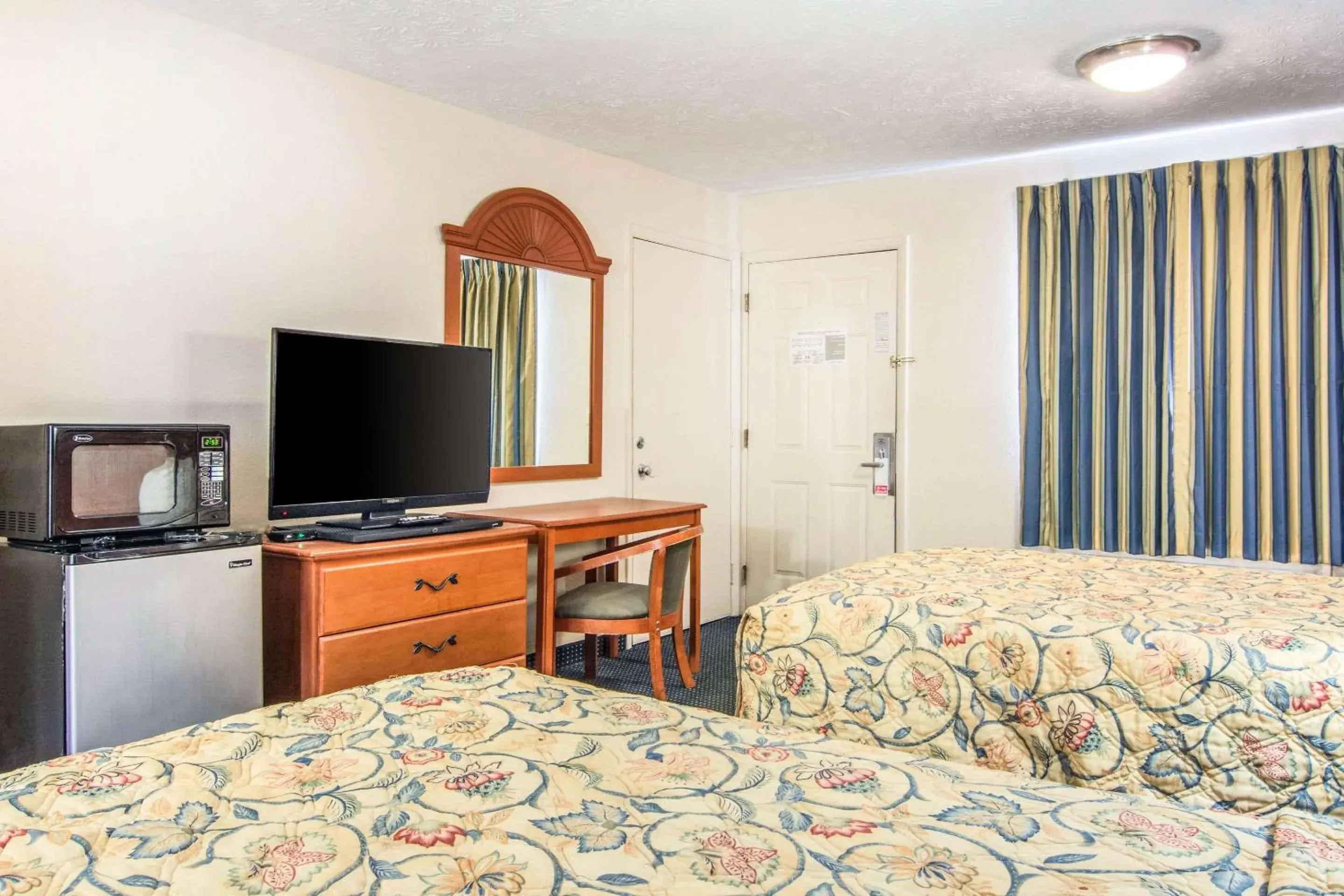 Double Room with Two Double Beds - Smoking in Rodeway Inn La Grange East Double Room with Two Double Beds - Smoking in Rodeway Inn La Grange East