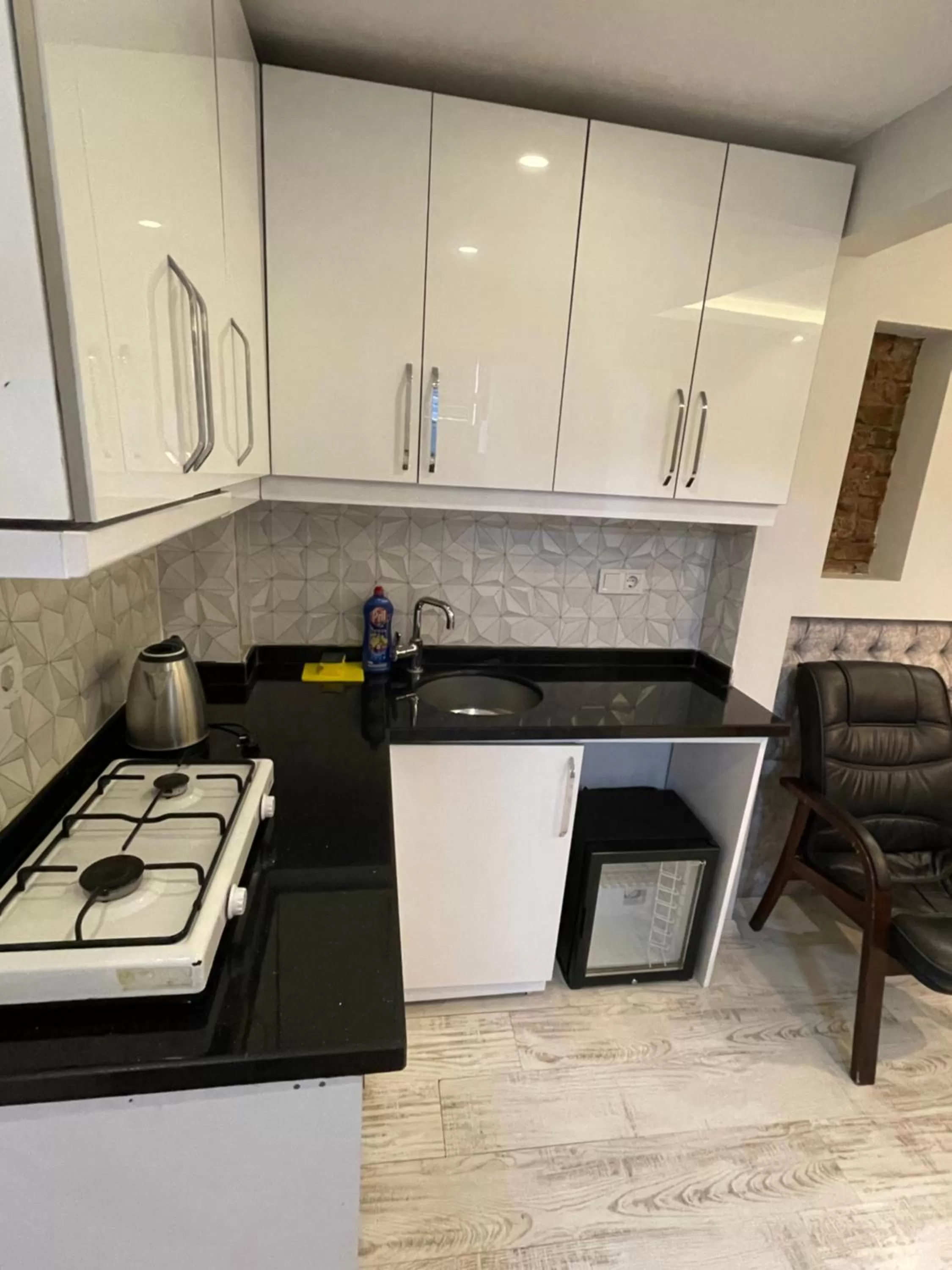 Kitchen/Kitchenette in Arat Apartments