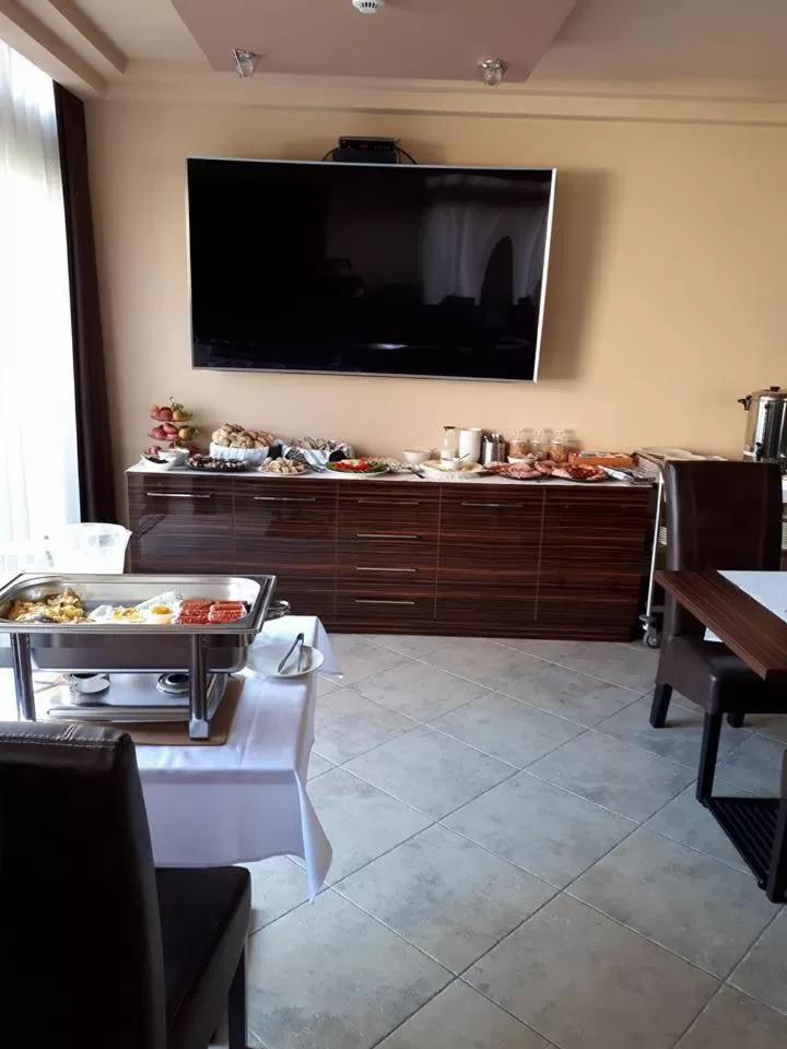 Breakfast, TV/Entertainment Center in Pole Position Beach Hotel