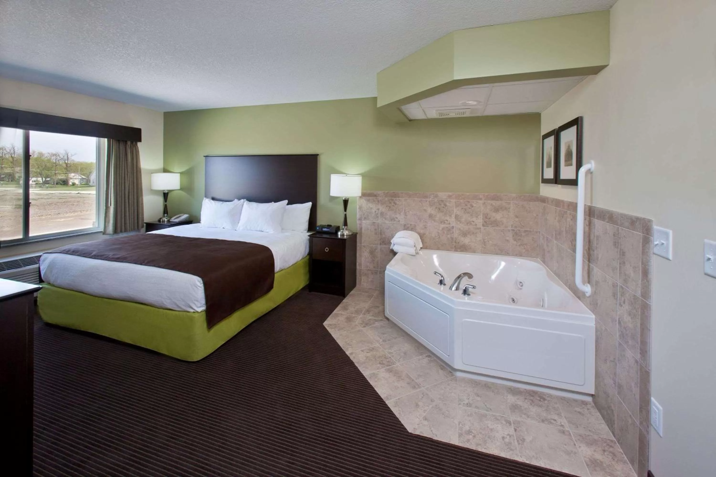 Photo of the whole room, Bed in AmericInn by Wyndham Fairfield