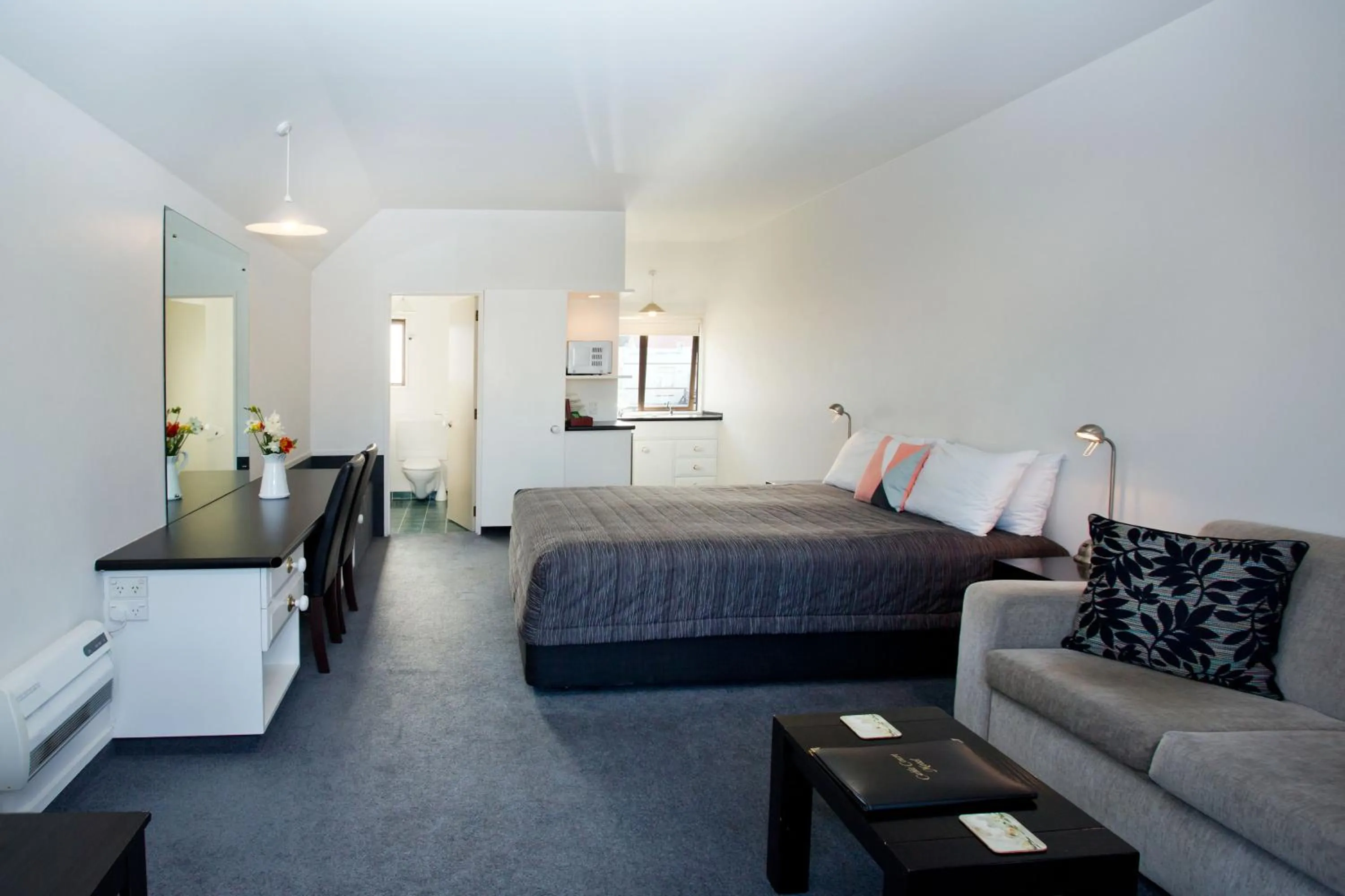 Photo of the whole room, Bed in Cable Court Motel