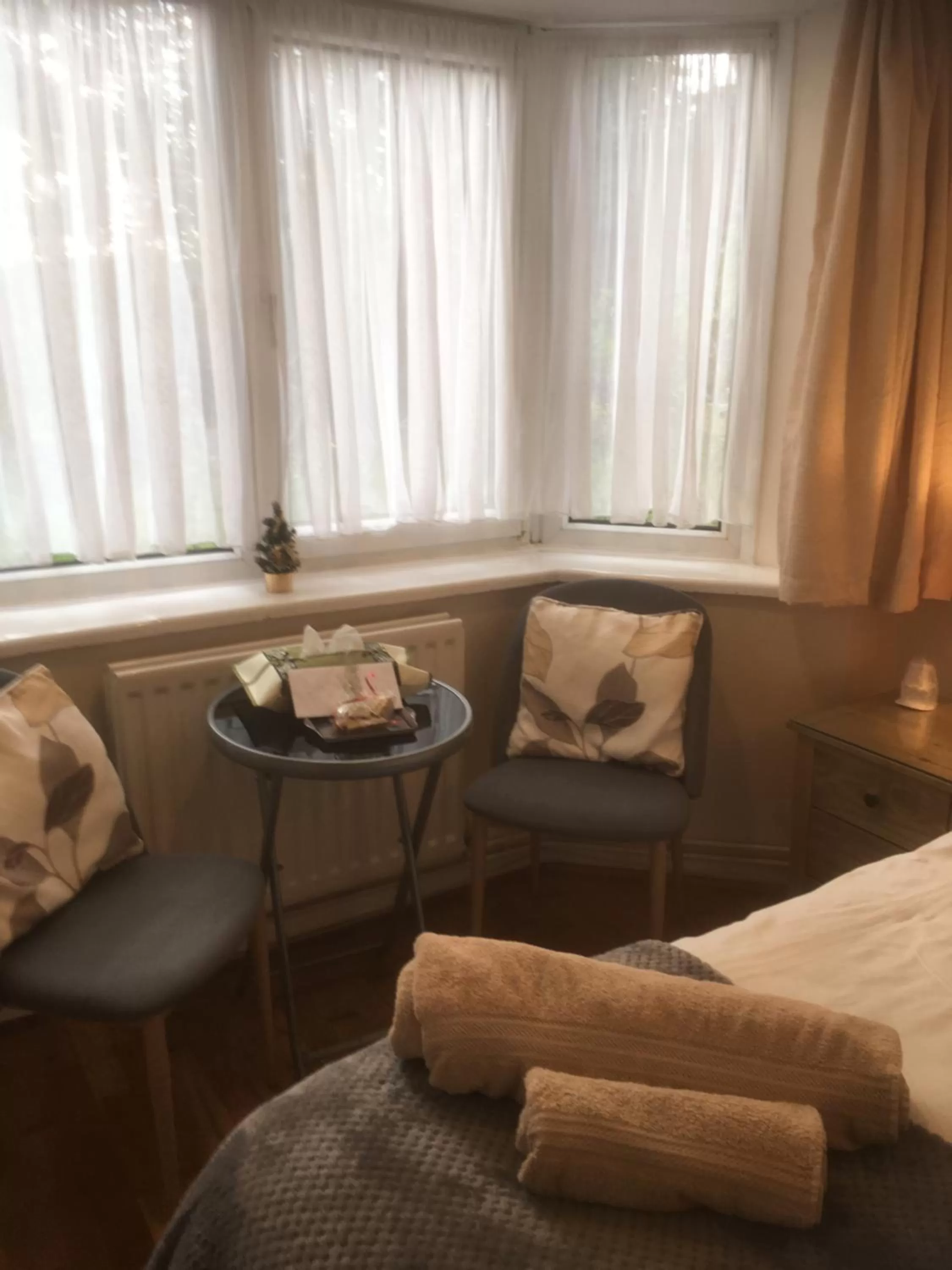 Bedroom, Seating Area in Otters Green