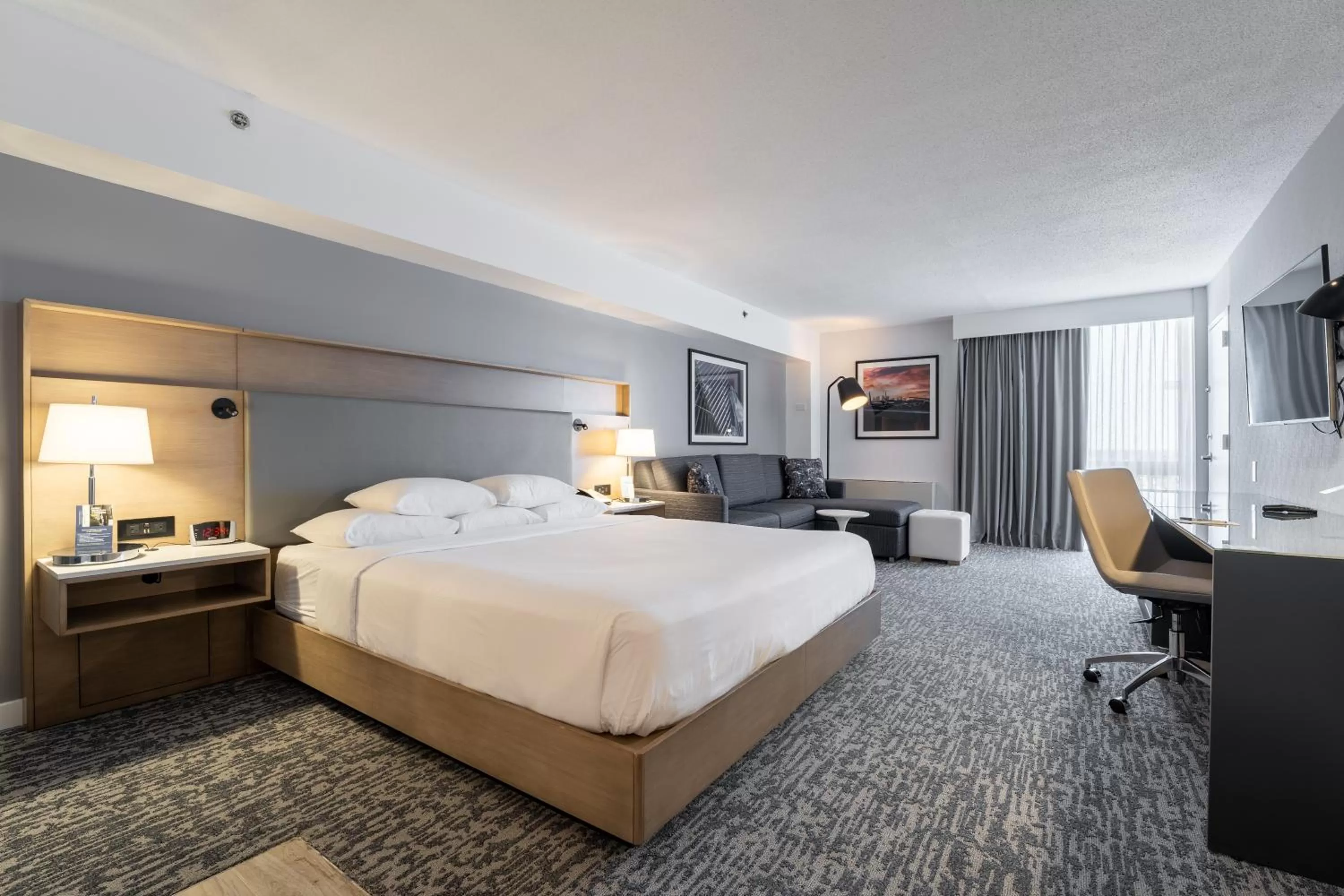 Photo of the whole room, Bed in DoubleTree by Hilton New York JFK Airport