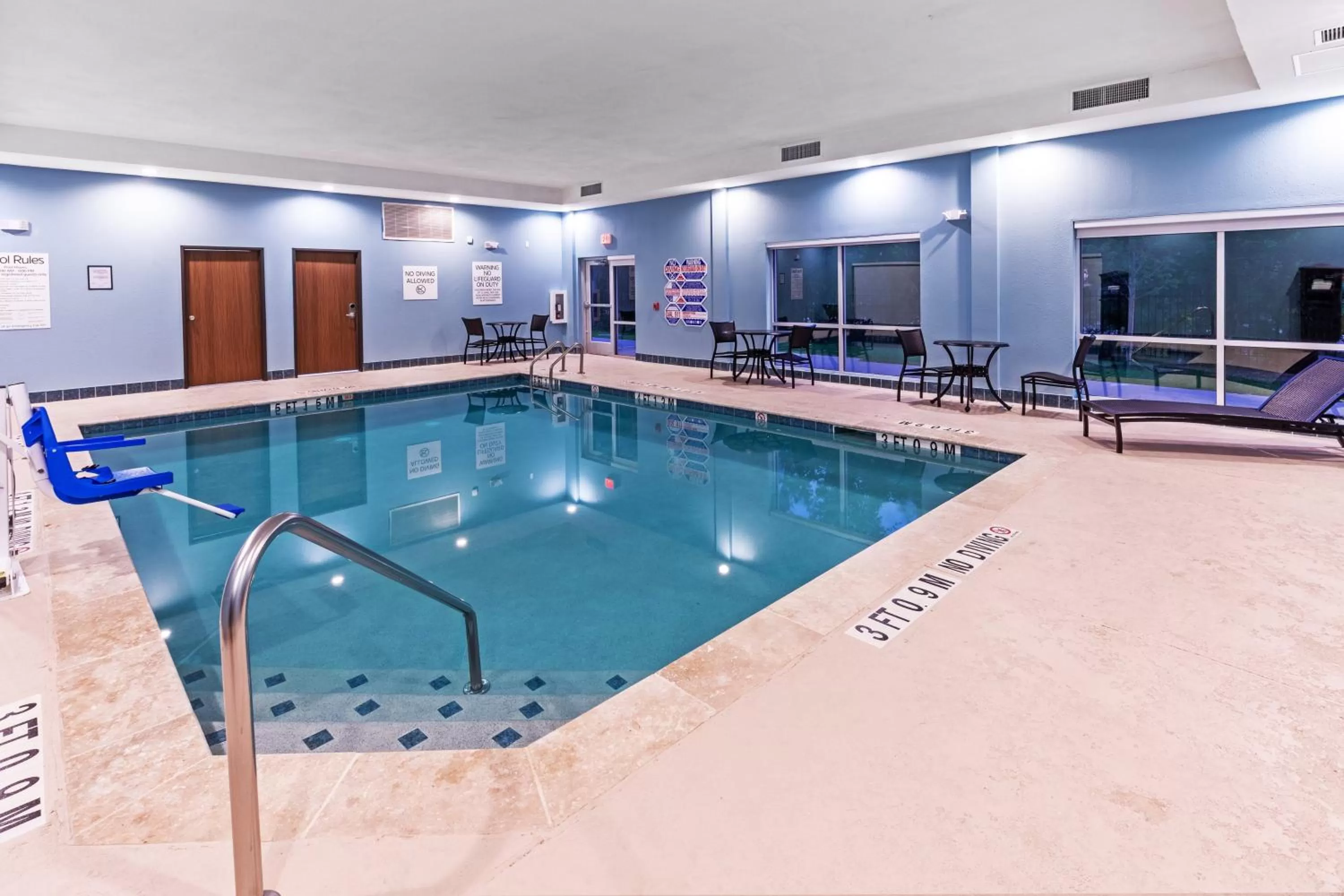 Swimming pool in Holiday Inn Express & Suites - Houston - Downtown North by IHG