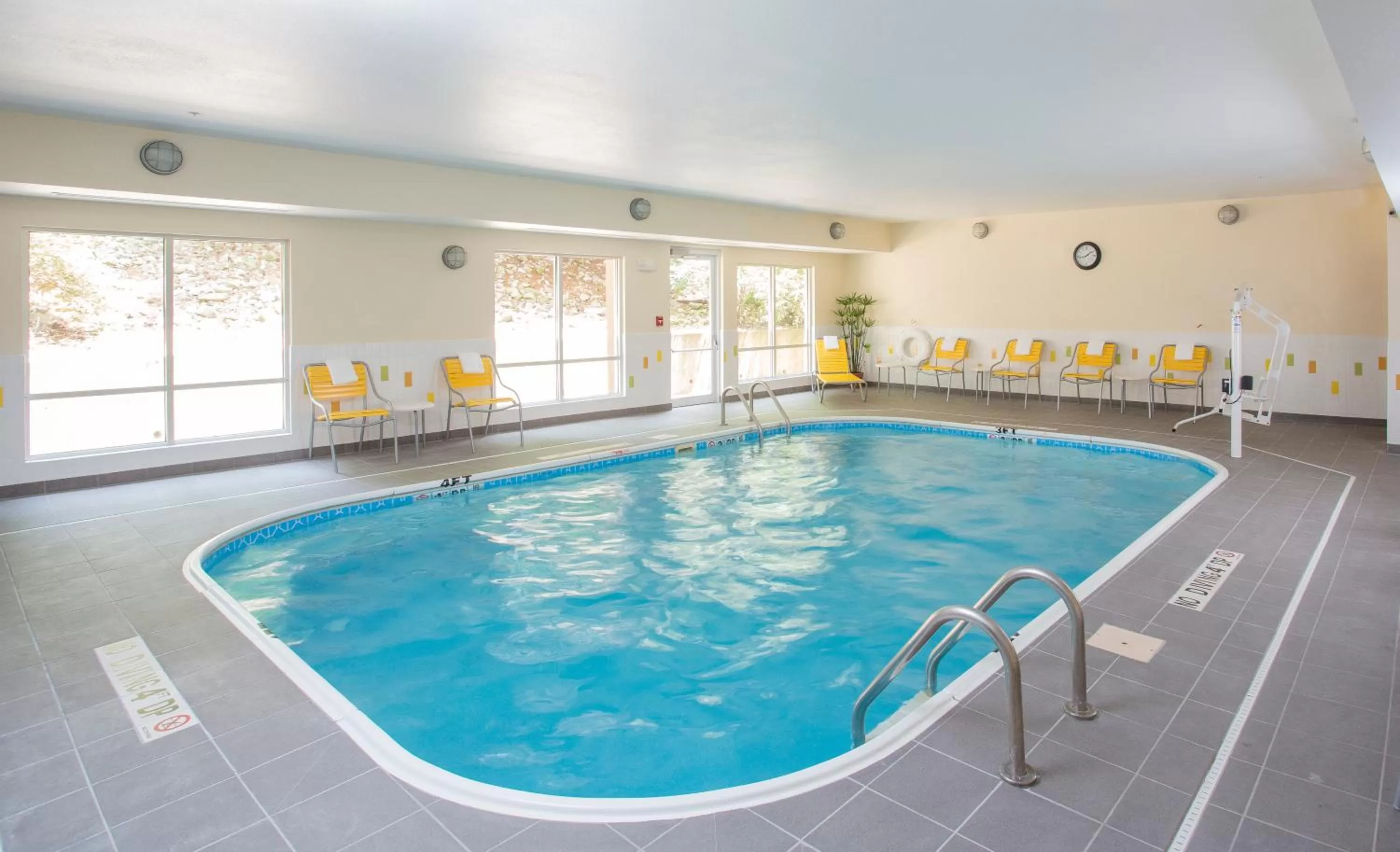 Swimming pool in Fairfield Inn & Suites by Marriott Quincy