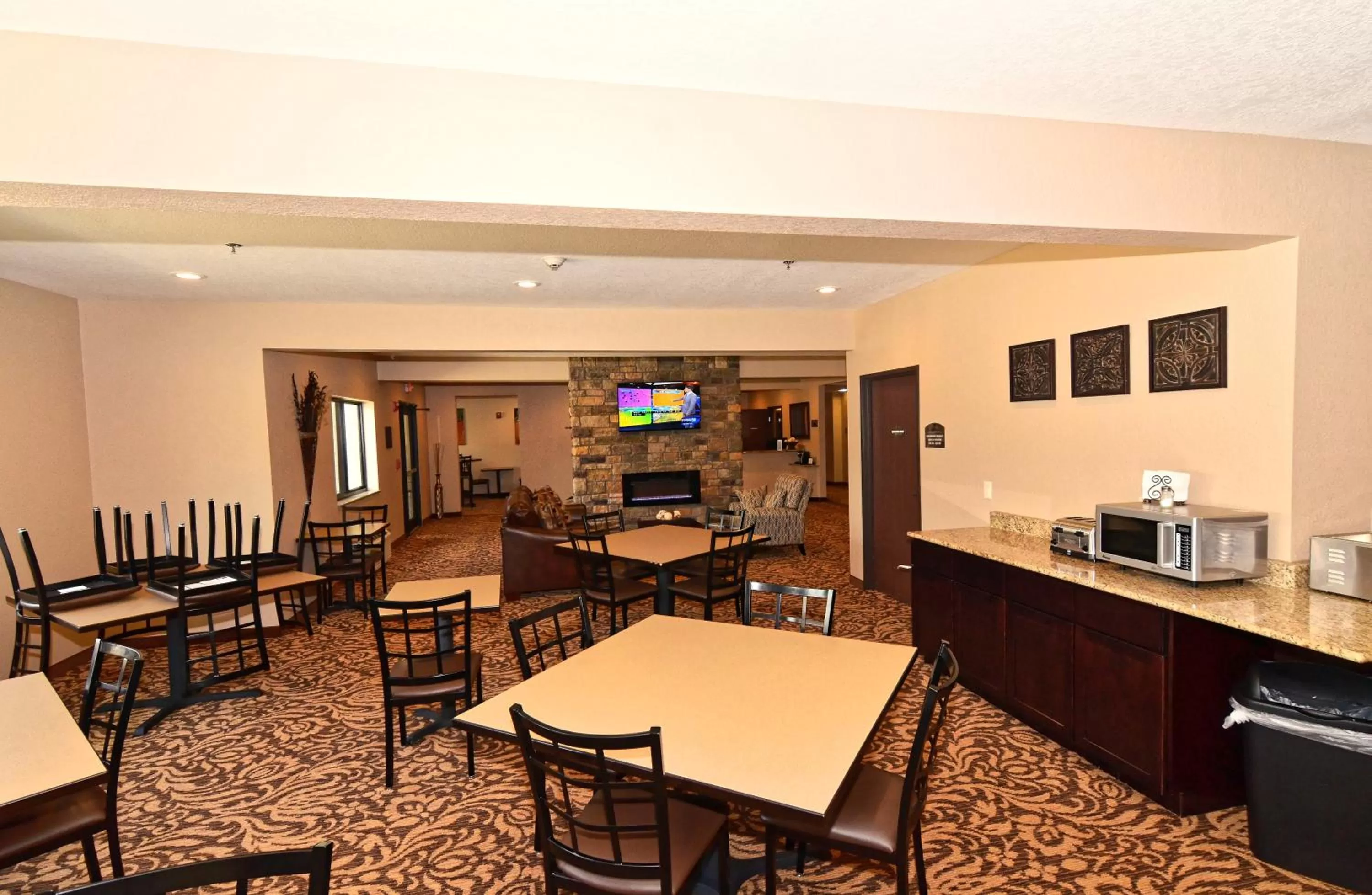 American breakfast in Cobblestone Inn & Suites - Clarion