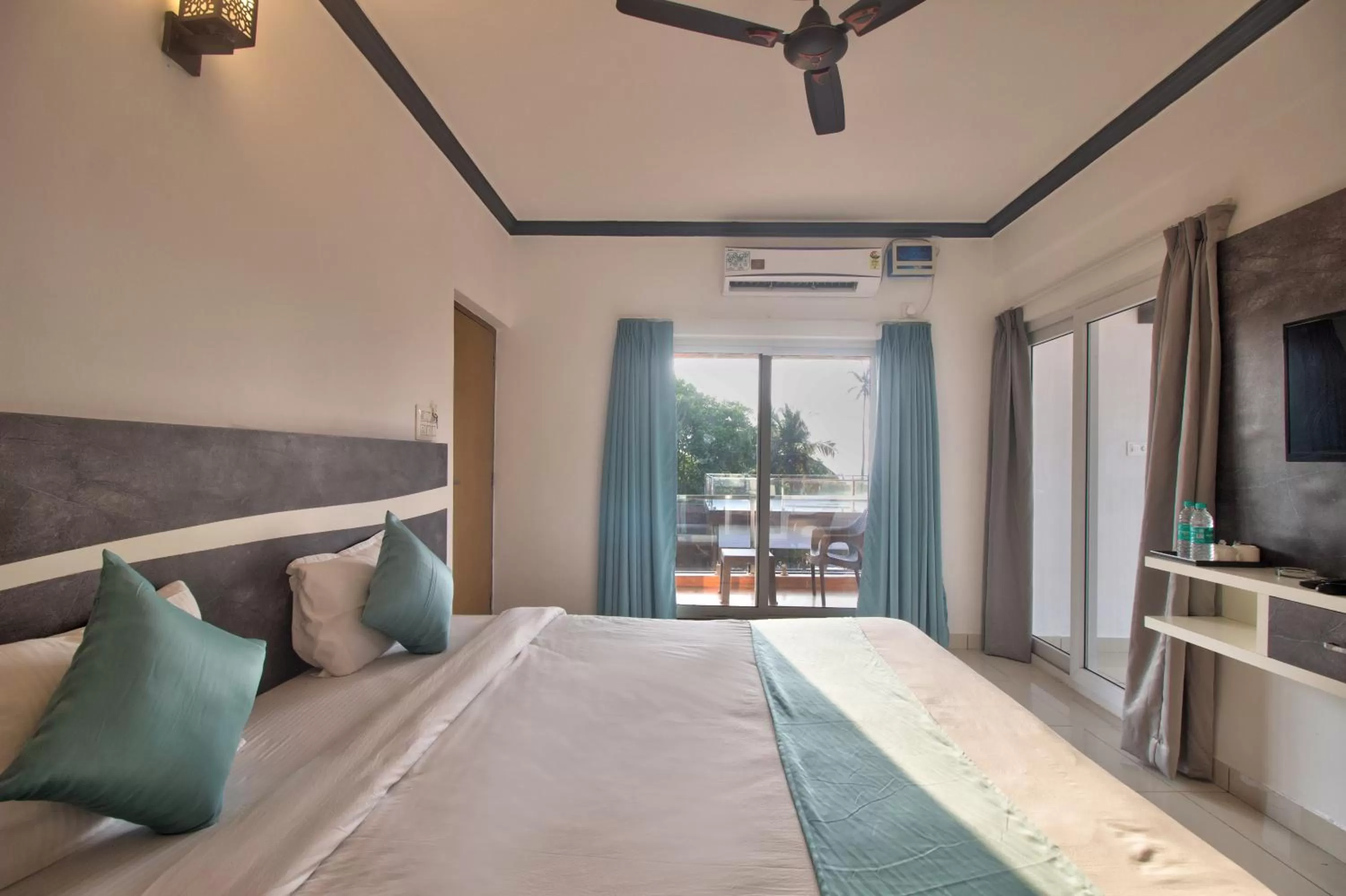 Photo of the whole room, Bed in Oceano Beach Resort