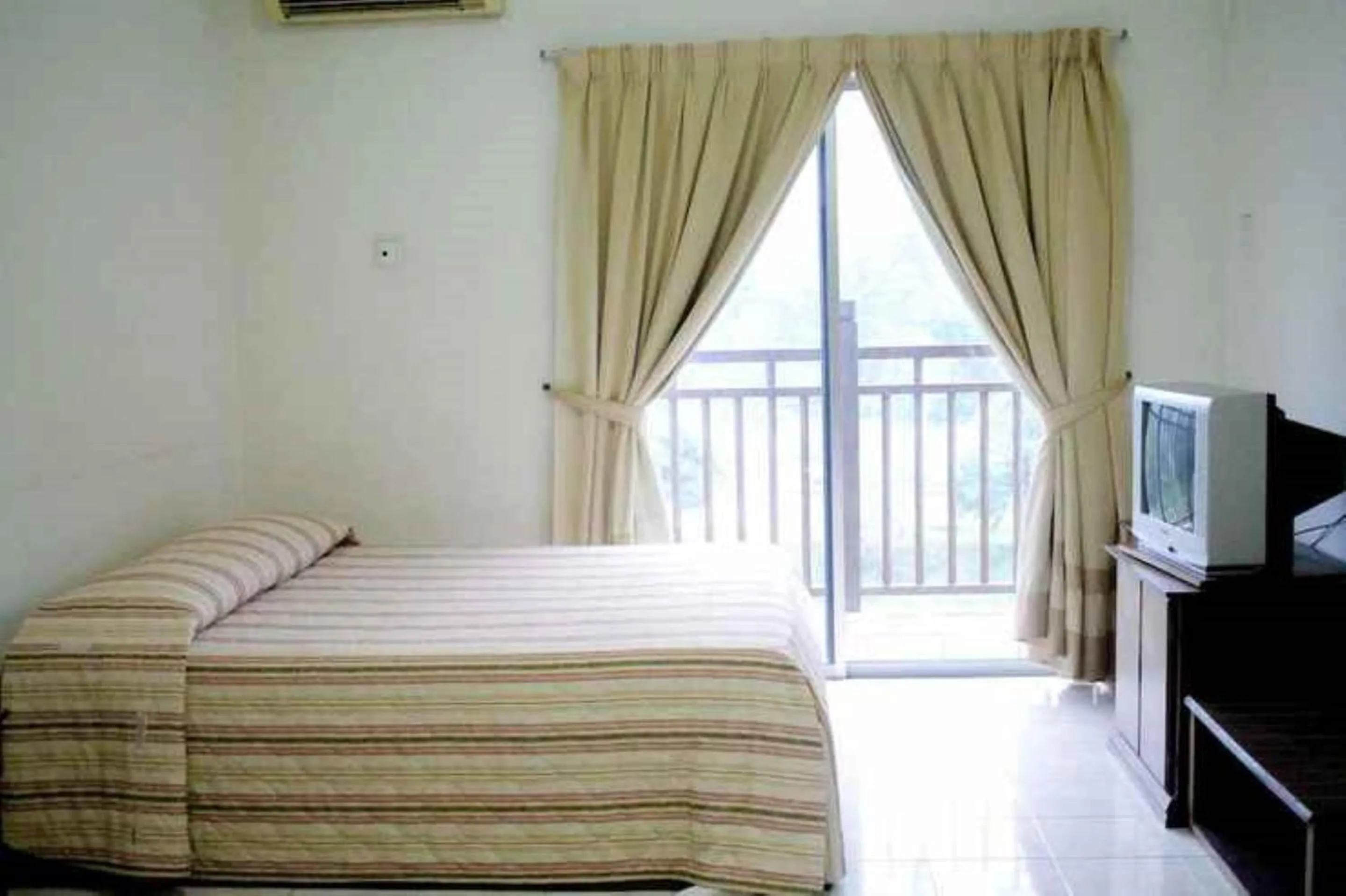 Bedroom, Bed in OYO HOME 90301 Suria Service Apartments Bukit Merak Laketown Resort