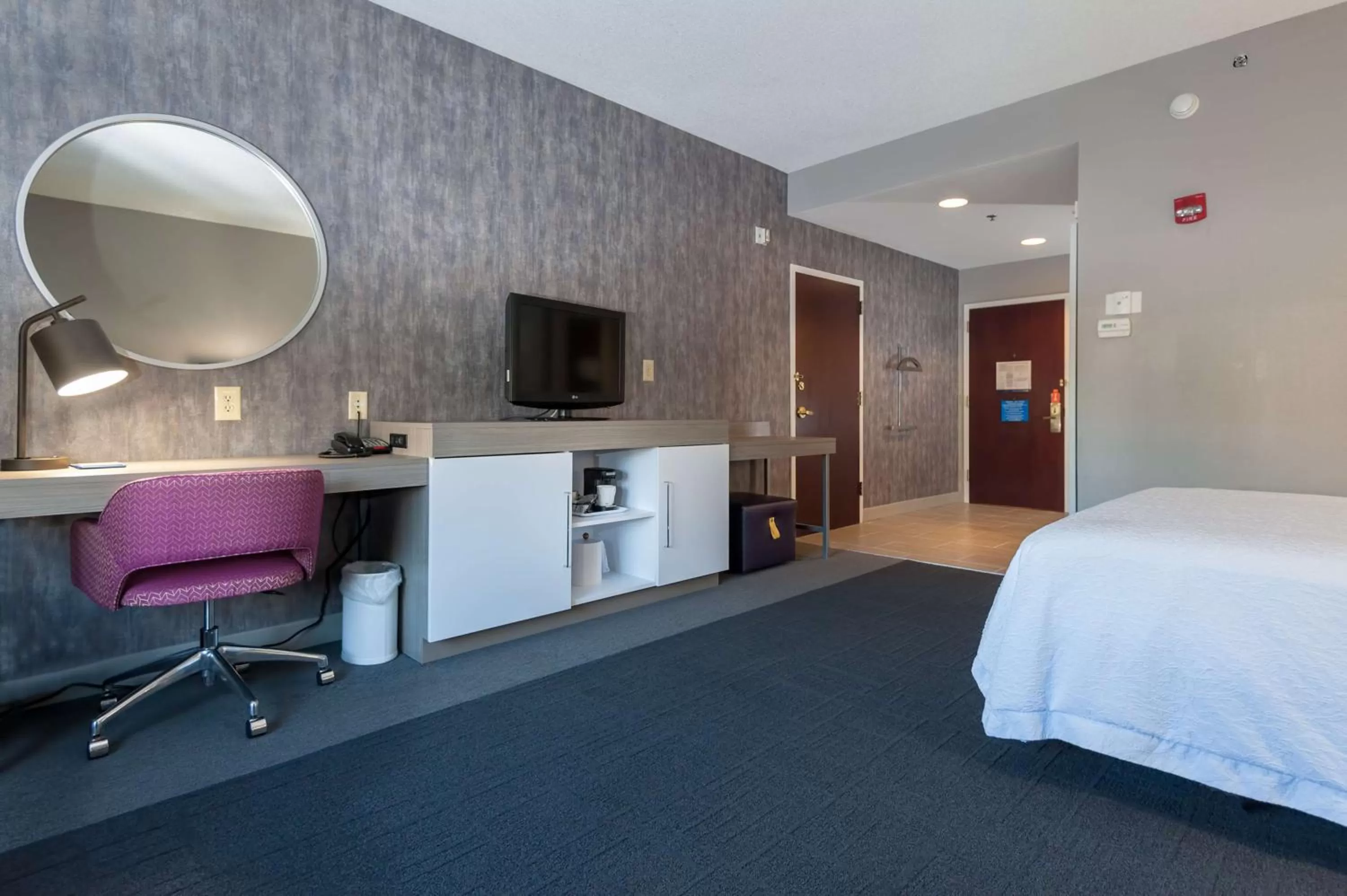 Queen Room Mobility Accessible Tub - Non-Smoking in Hampton Inn East Windsor