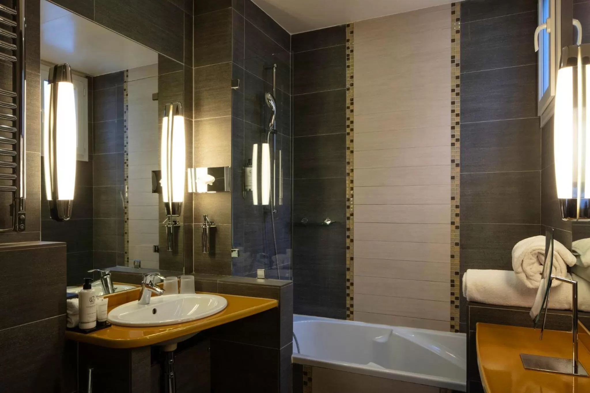 Bathroom in Hôtel Regent's Garden - Astotel