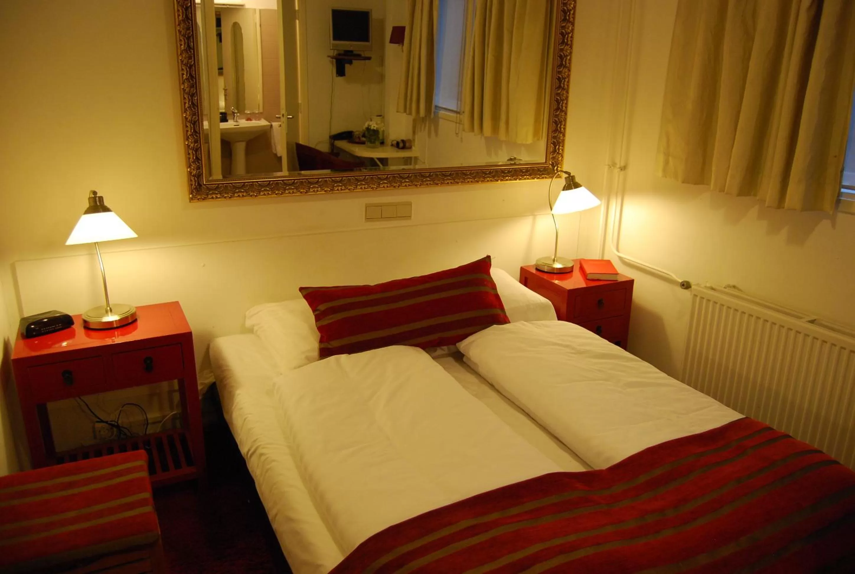 Photo of the whole room, Bed in Amsterdam House Hotel