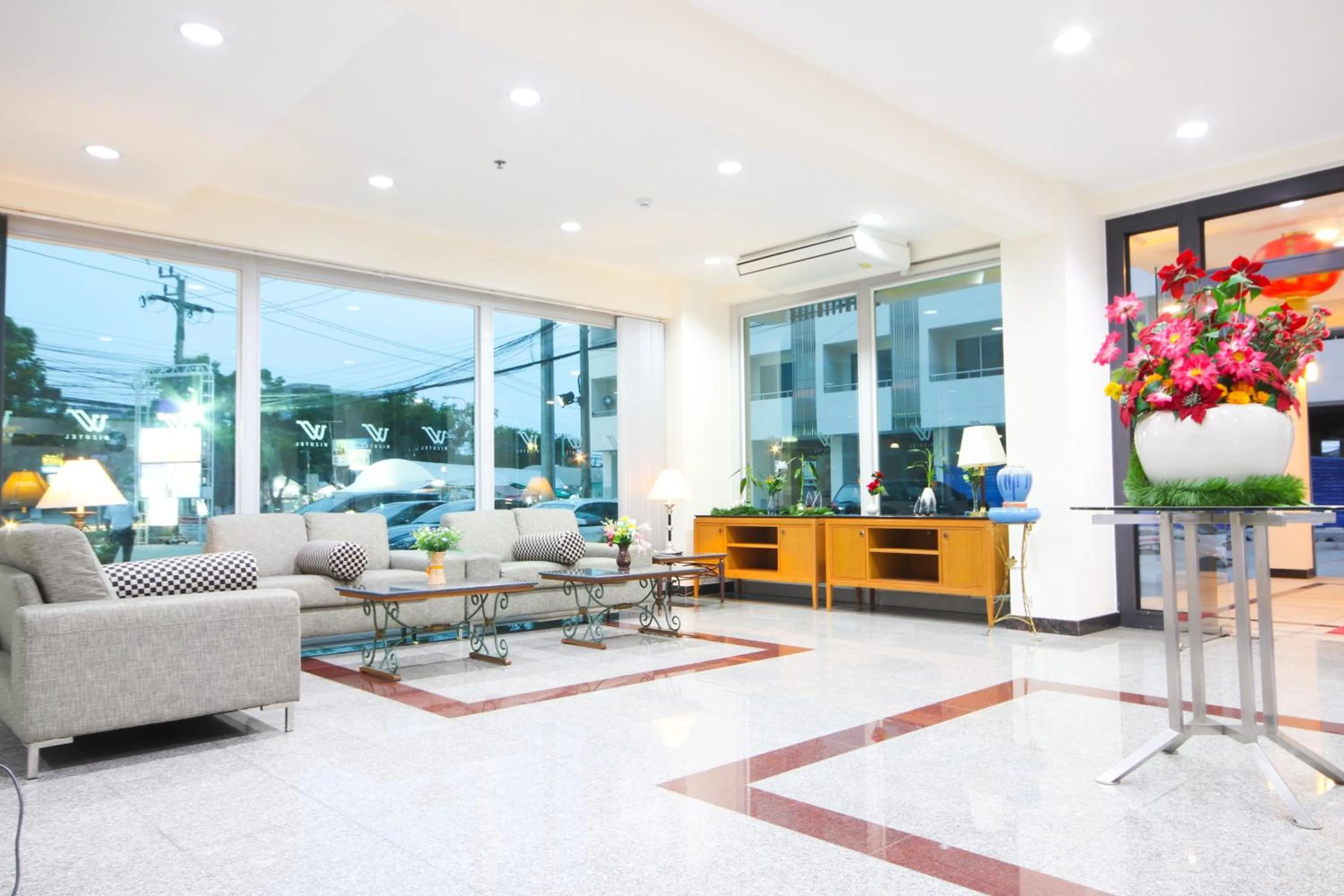 Lobby or reception in White House Bizotel