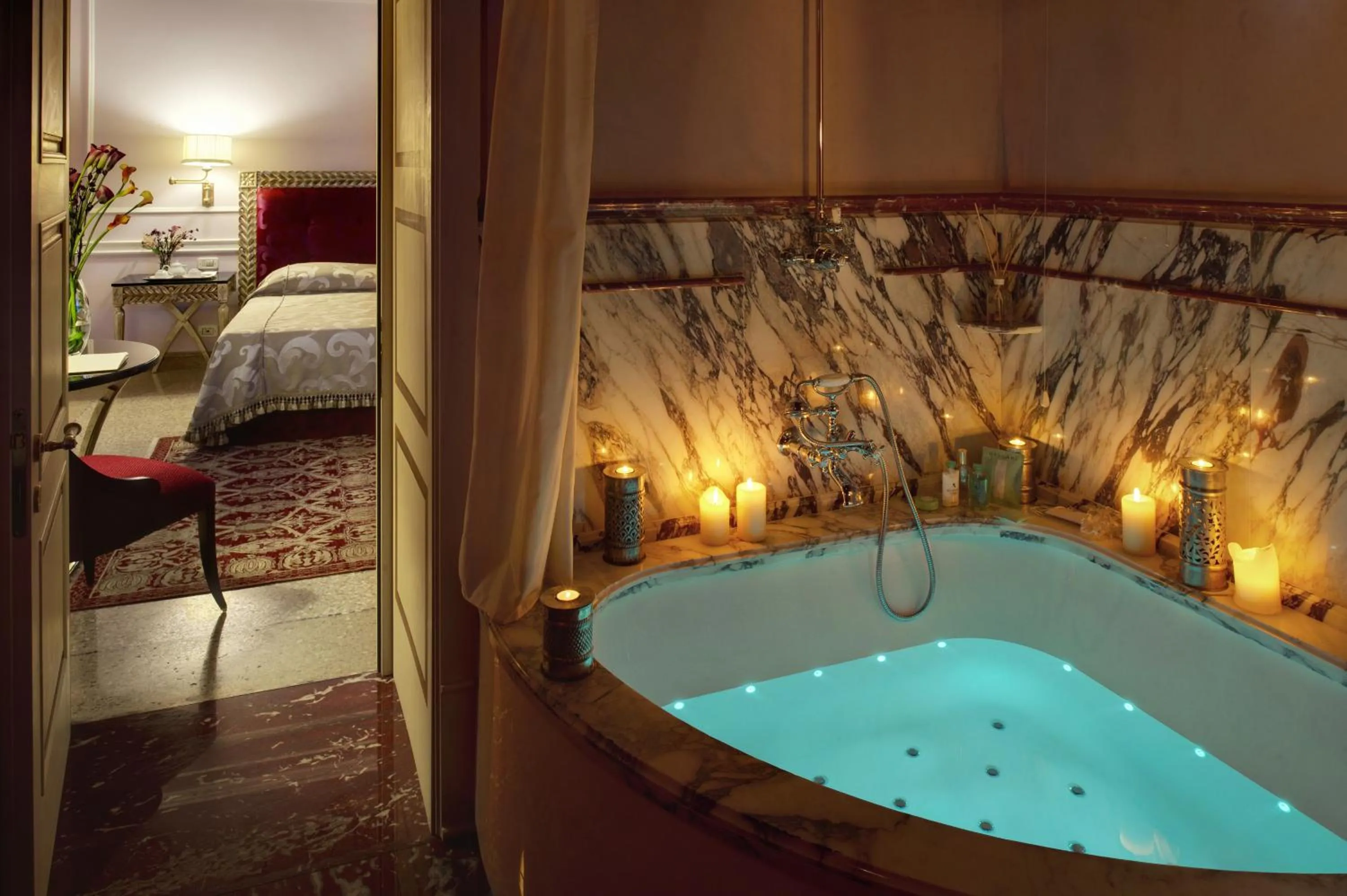 Bathroom, Bed in Villa Cordevigo