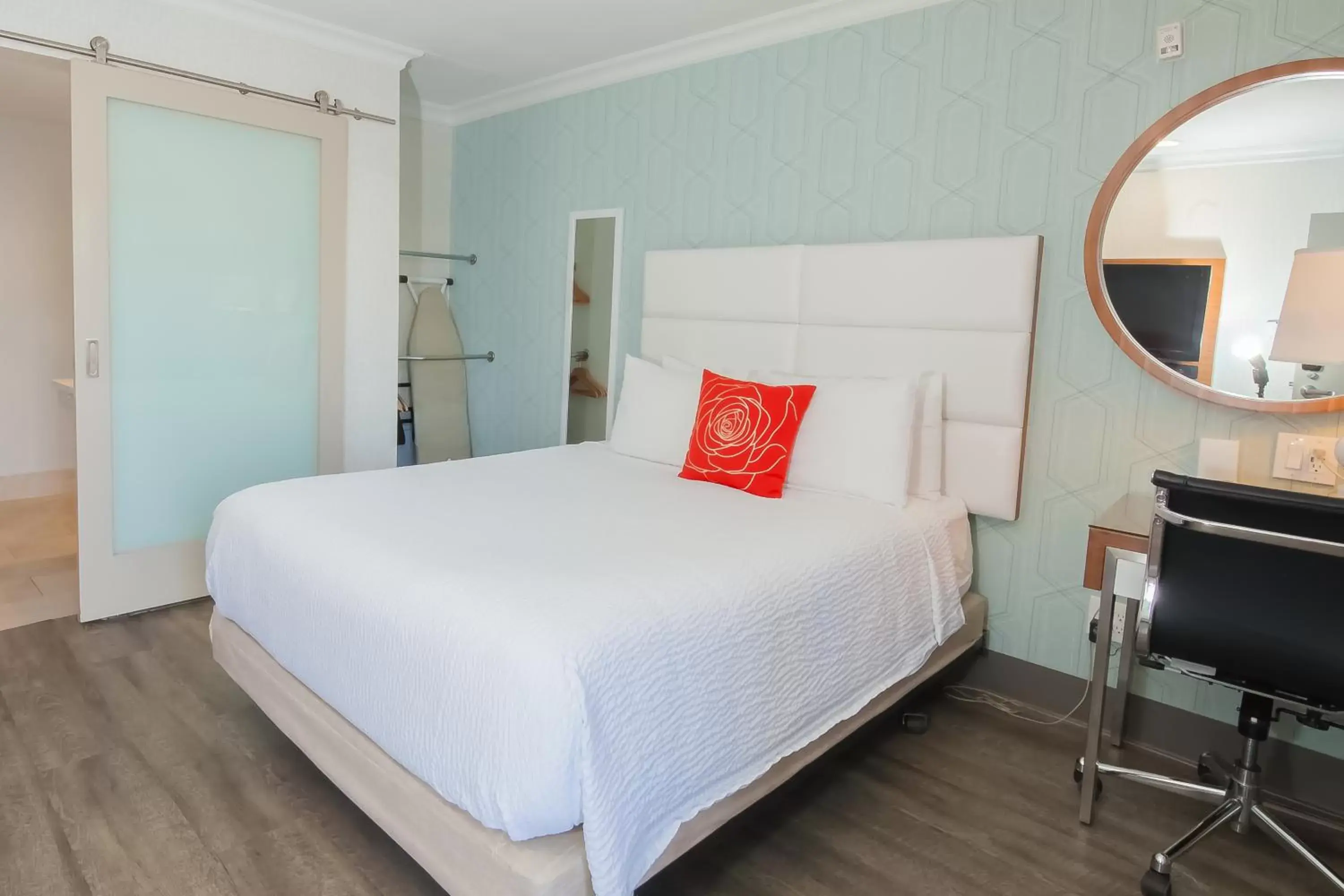 King Room - Disability Access in Pasadena Rose & Crown Hotel King Room - Disability Access in Pasadena Rose & Crown Hotel