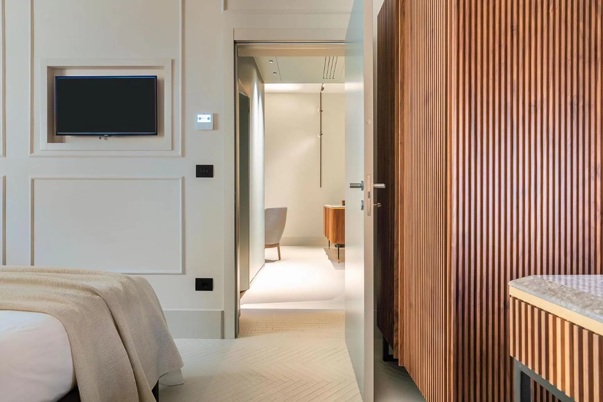 Photo of the whole room, Bed in Byssus Suites