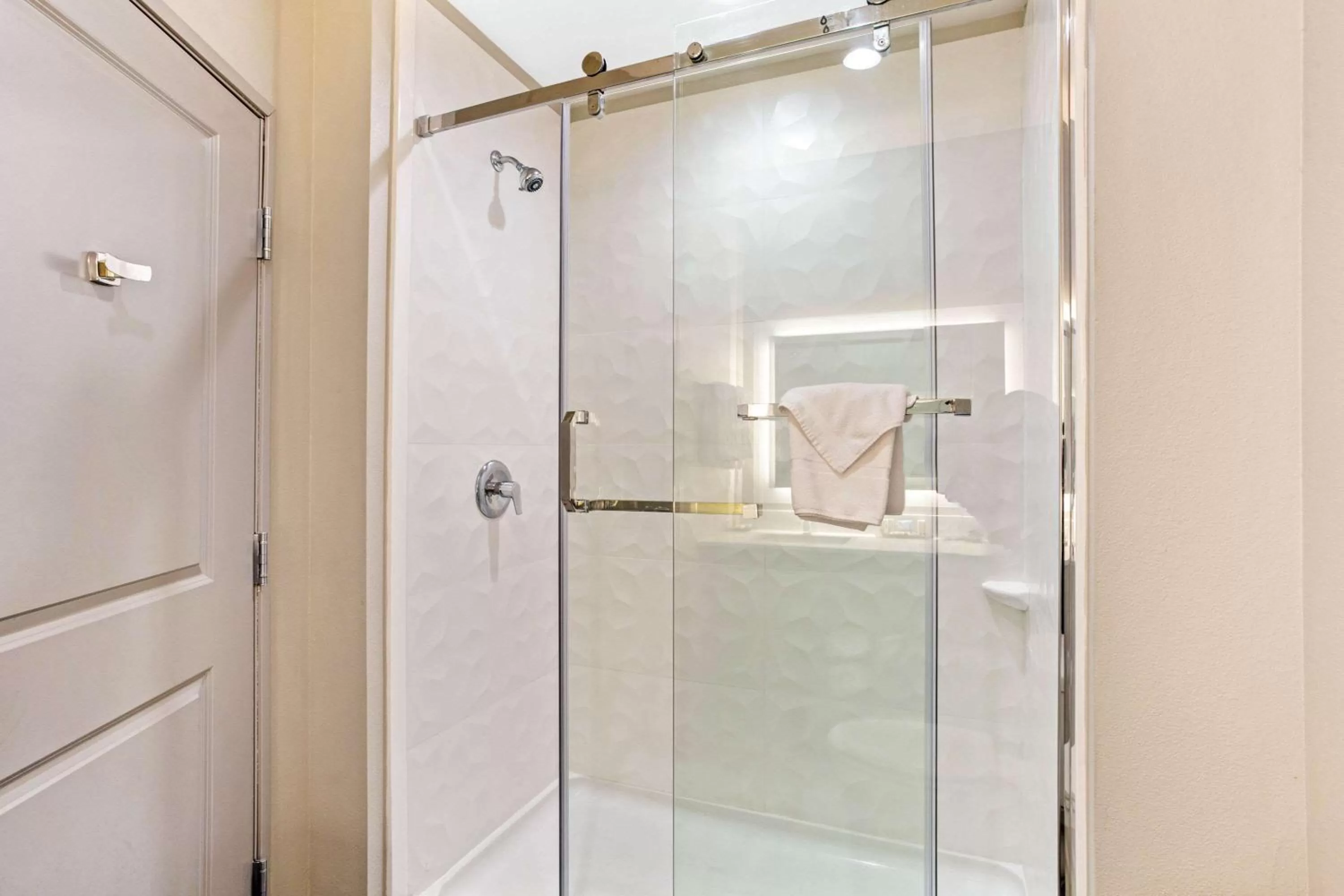 Photo of the whole room in La Quinta by Wyndham Sweetwater East