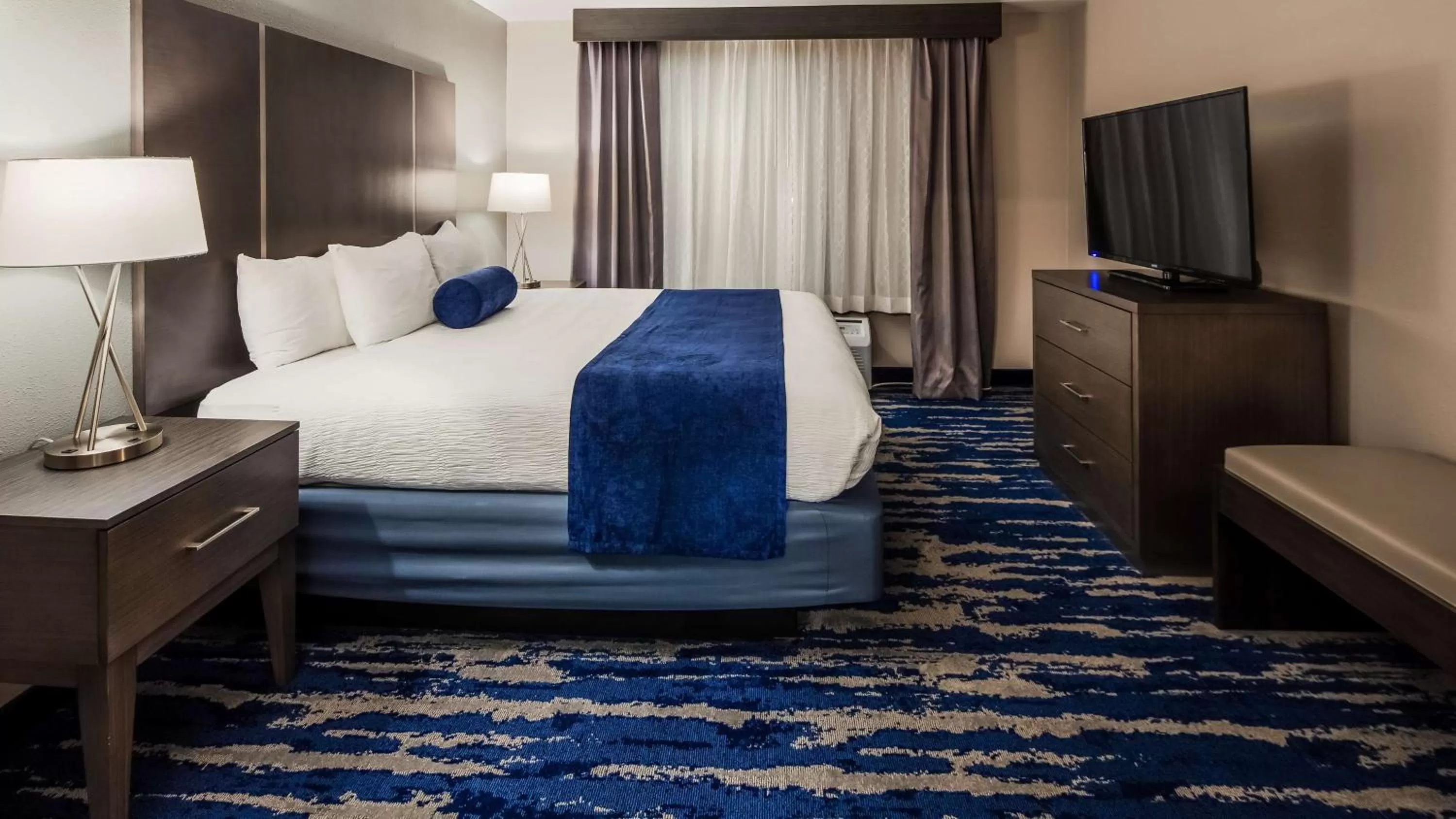 Photo of the whole room, Bed in Best Western Plus Longview – University Hotel