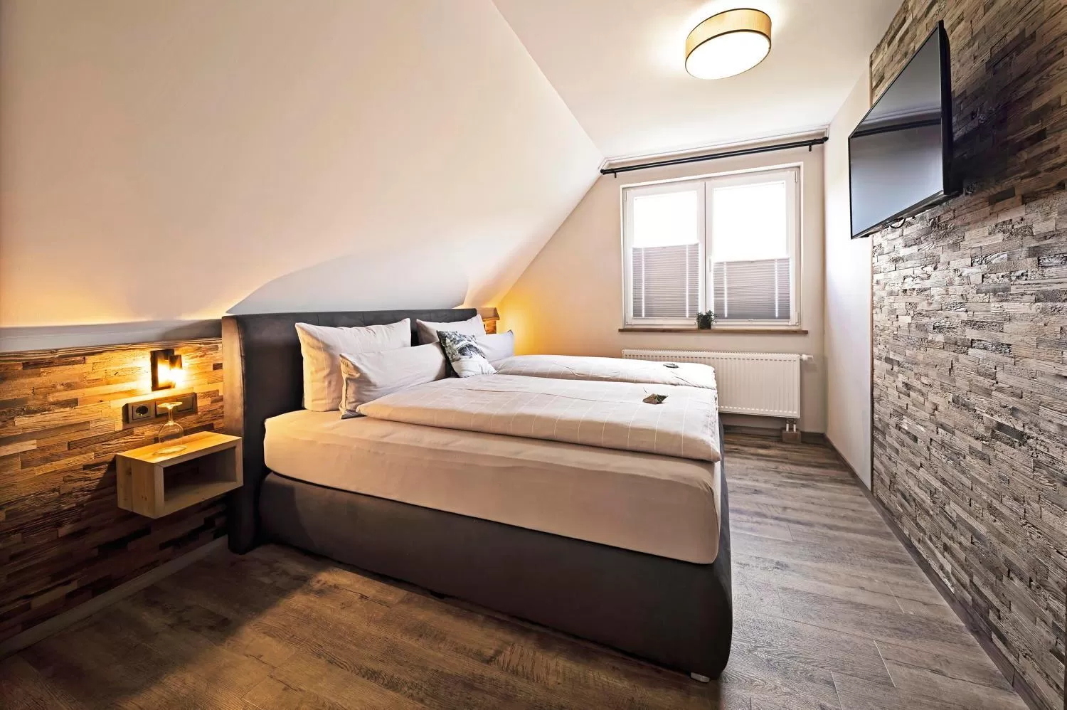 Photo of the whole room, Bed in Die Sperre