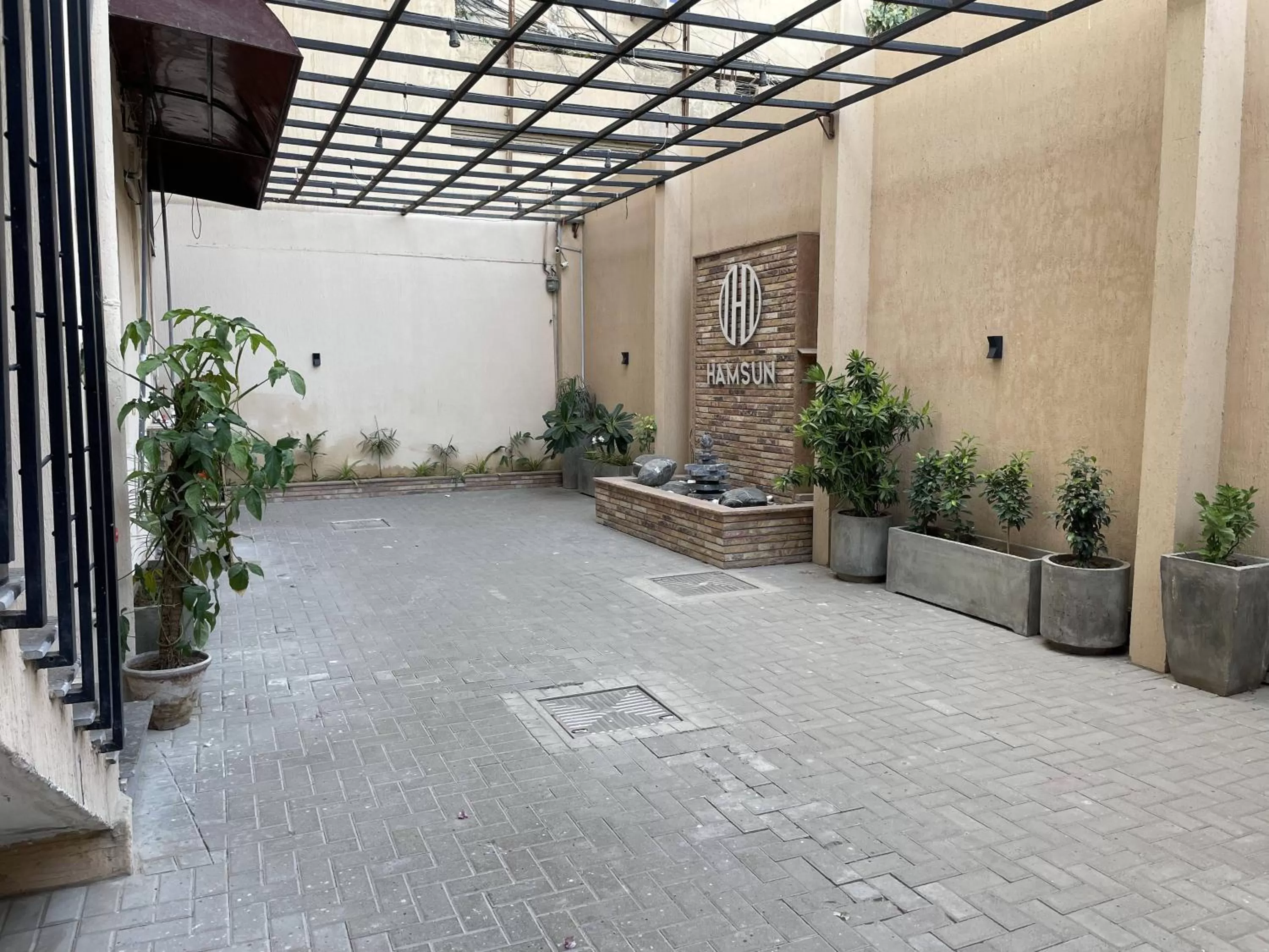 Facade/entrance in Hamsun Shahrah-e-Faisal