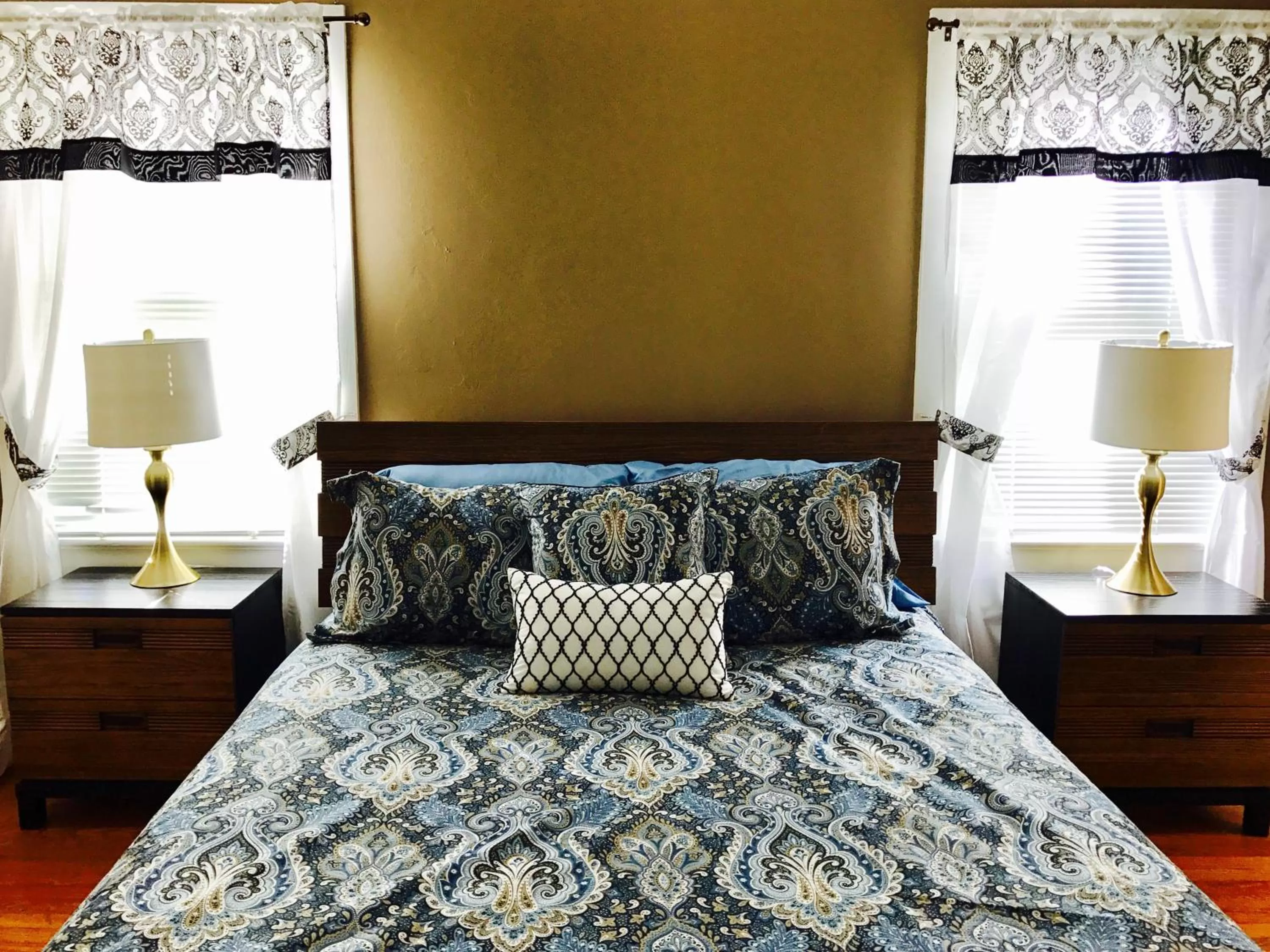 Bed in Mango Inn Bed and Breakfast