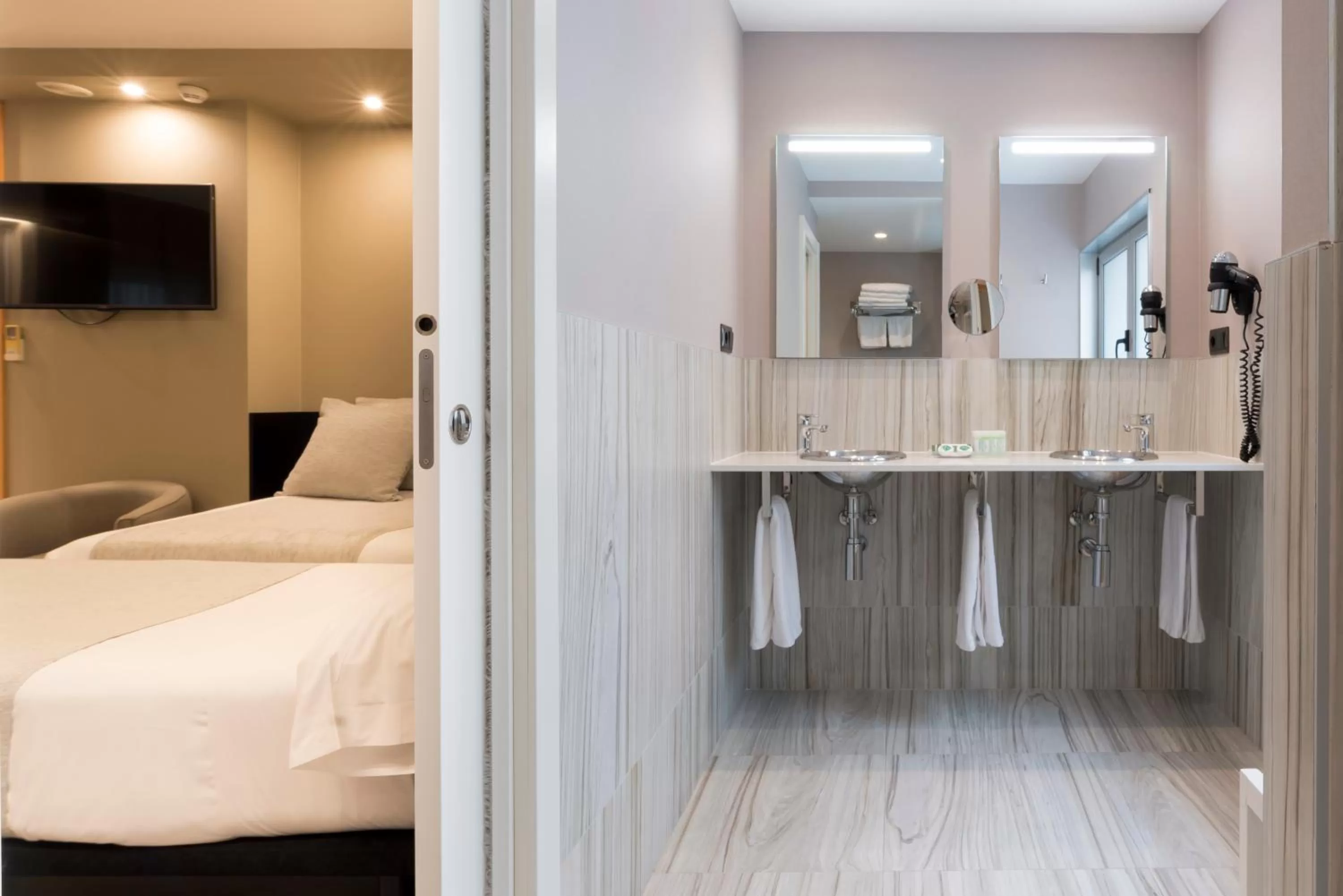 Bathroom, Bed in Hotel Plaza