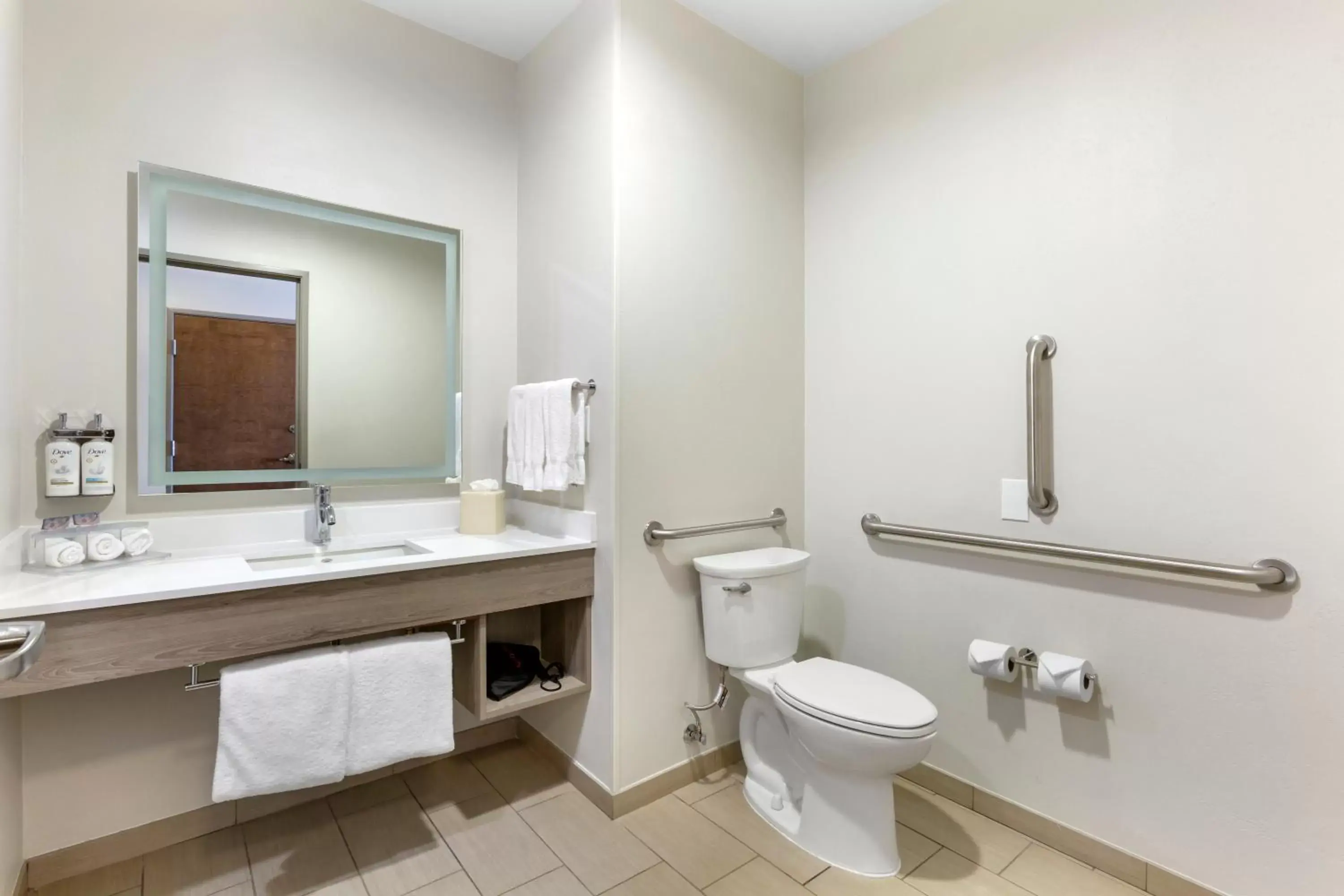 Queen Room with Two Queen Beds - Mobility Access Tub/Non-Smoking in Holiday Inn Express Belgrade-Bozeman Area by IHG Queen Room with Two Queen Beds - Mobility Access Tub/Non-Smoking in Holiday Inn Express Belgrade-Bozeman Area by IHG