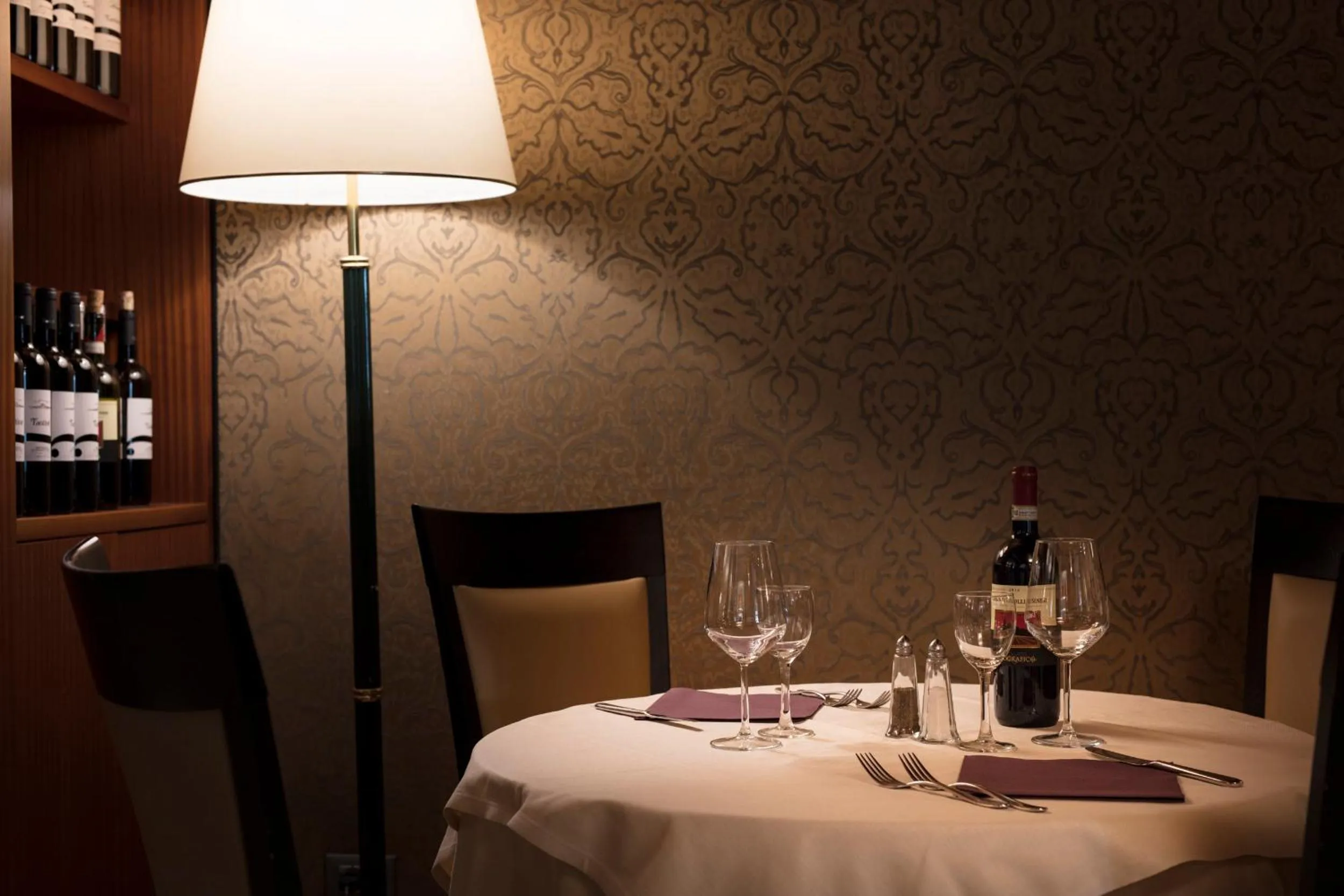 Restaurant/places to eat in Smart Hotel Holiday