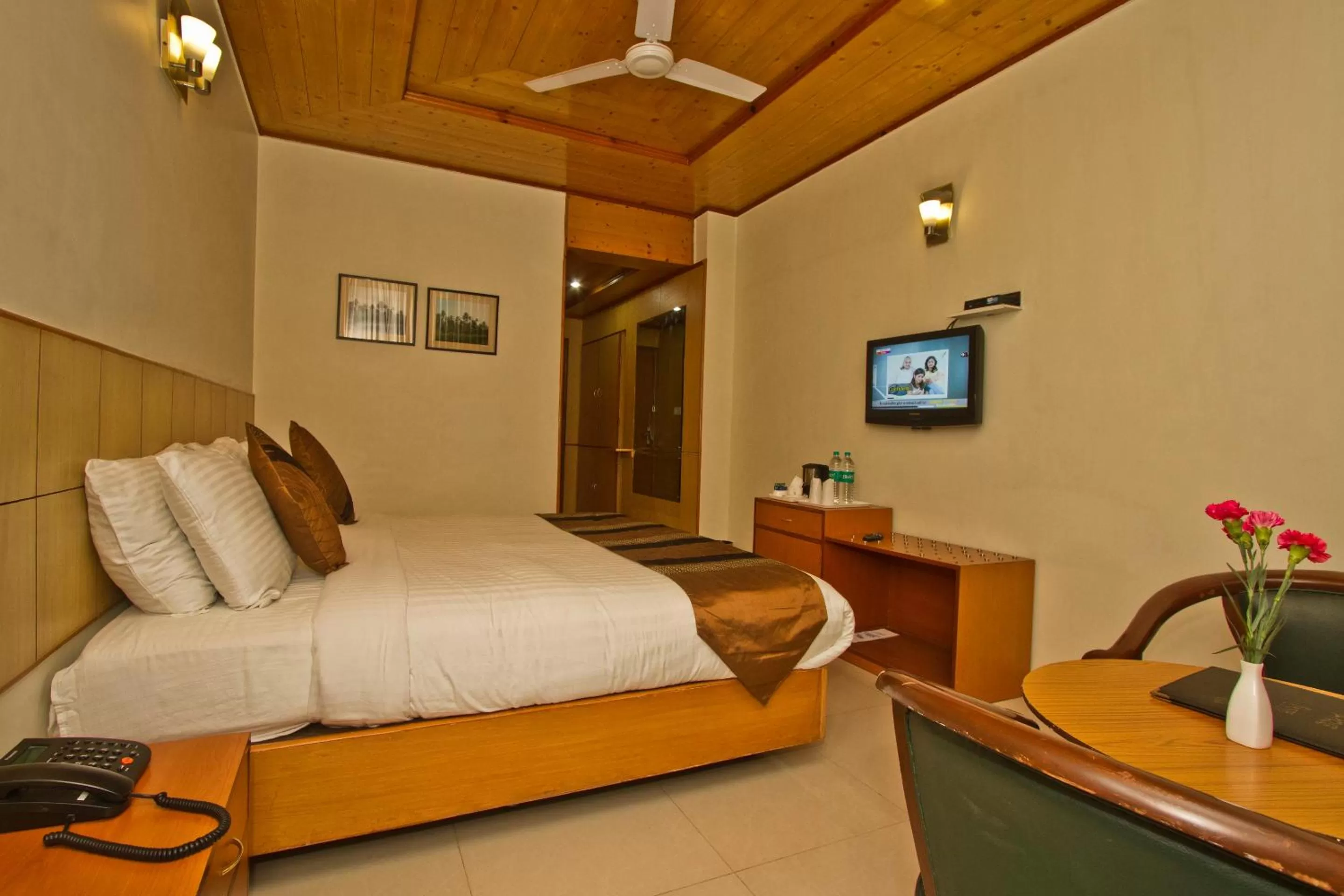 Photo of the whole room, Bed in Hotel Broadways Inn