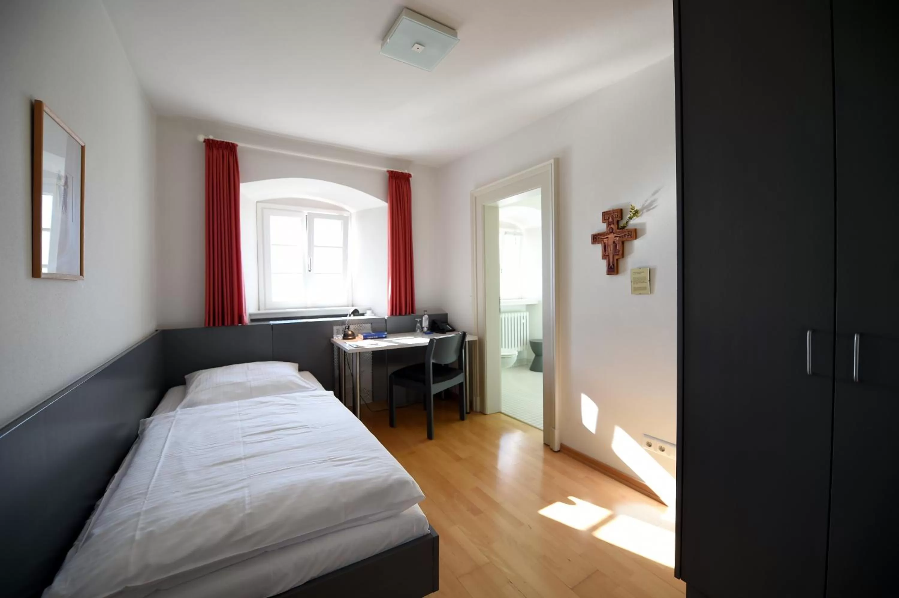 Photo of the whole room, Bed in Kloster Frauenberg