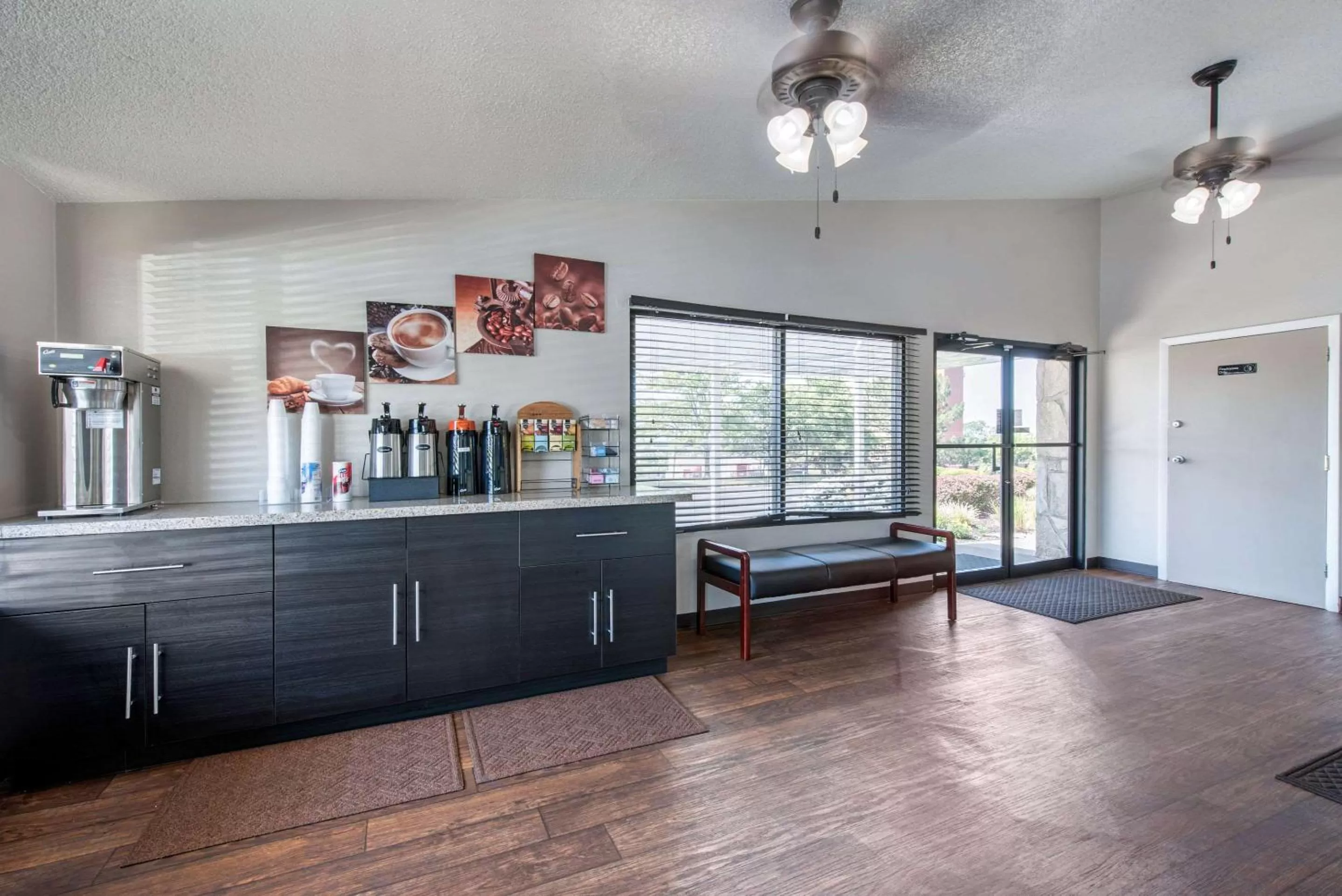 Lobby or reception in Rodeway Inn Sharonville - Cincinnati North