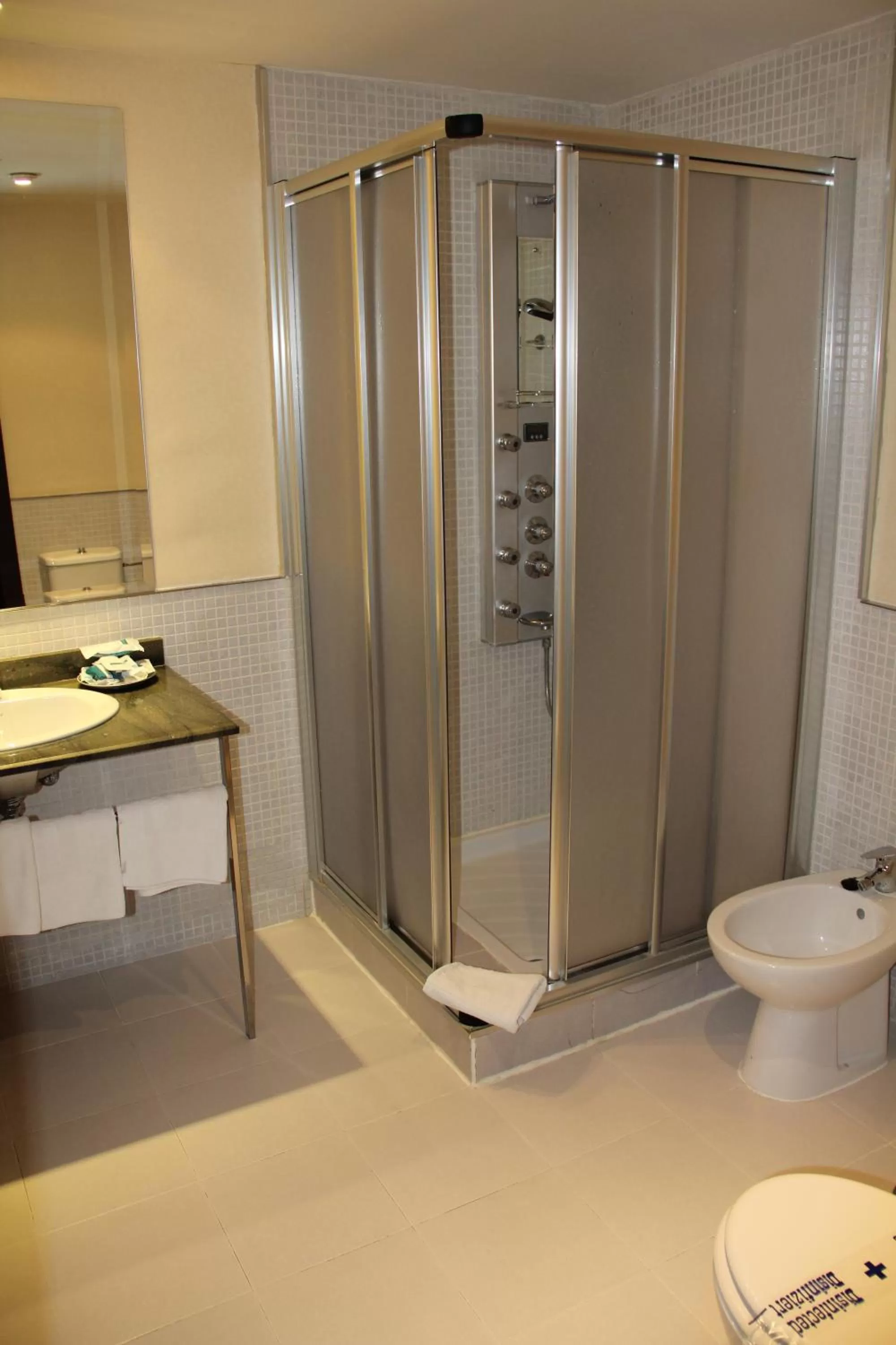 Bathroom in Hotel Puerta de Ocaña