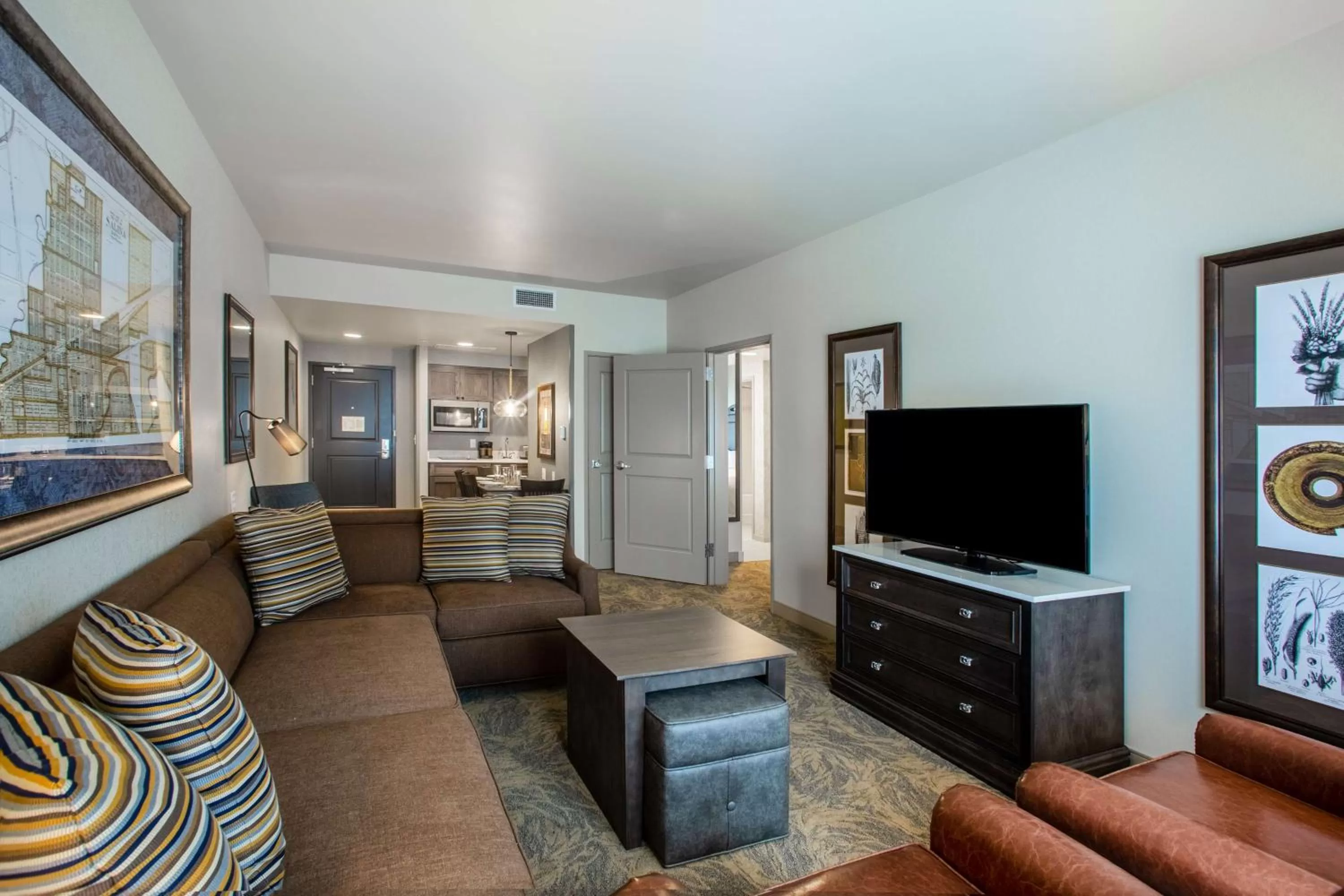 Living room in Homewood Suites By Hilton Salina/Downtown, Ks