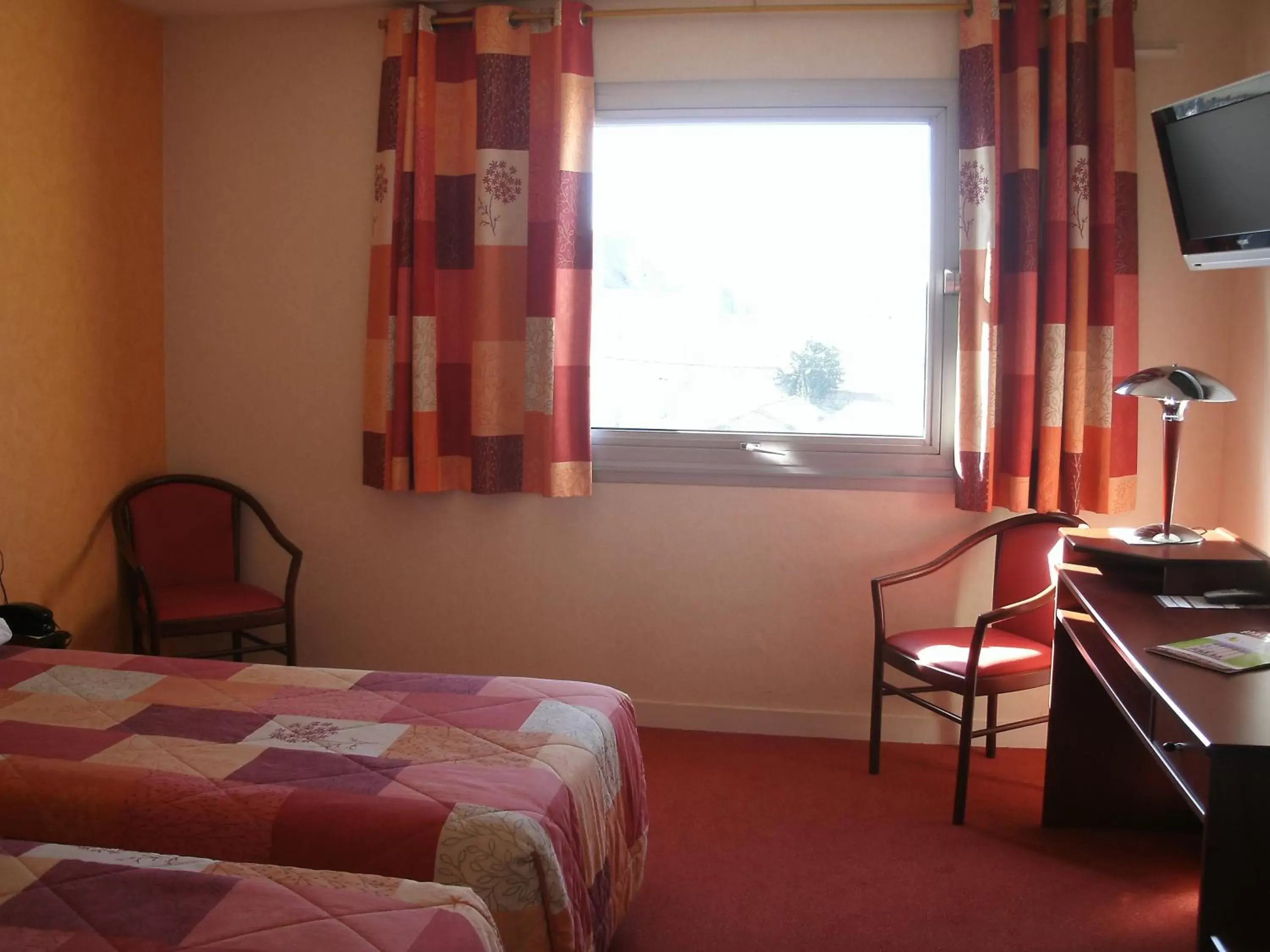 Twin Room with Bath in Cit'Hotel Saint Jacques Twin Room with Bath in Cit'Hotel Saint Jacques