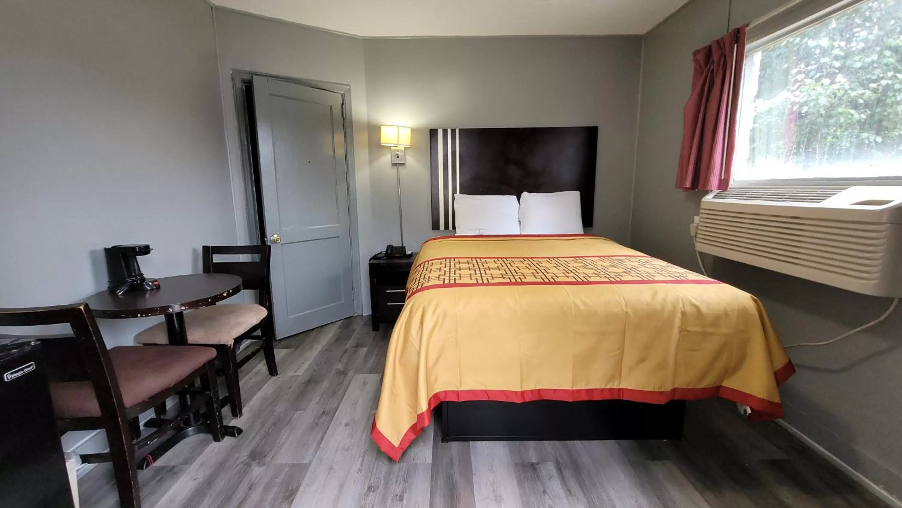 Bedroom, Bed in Rock Haven Motel