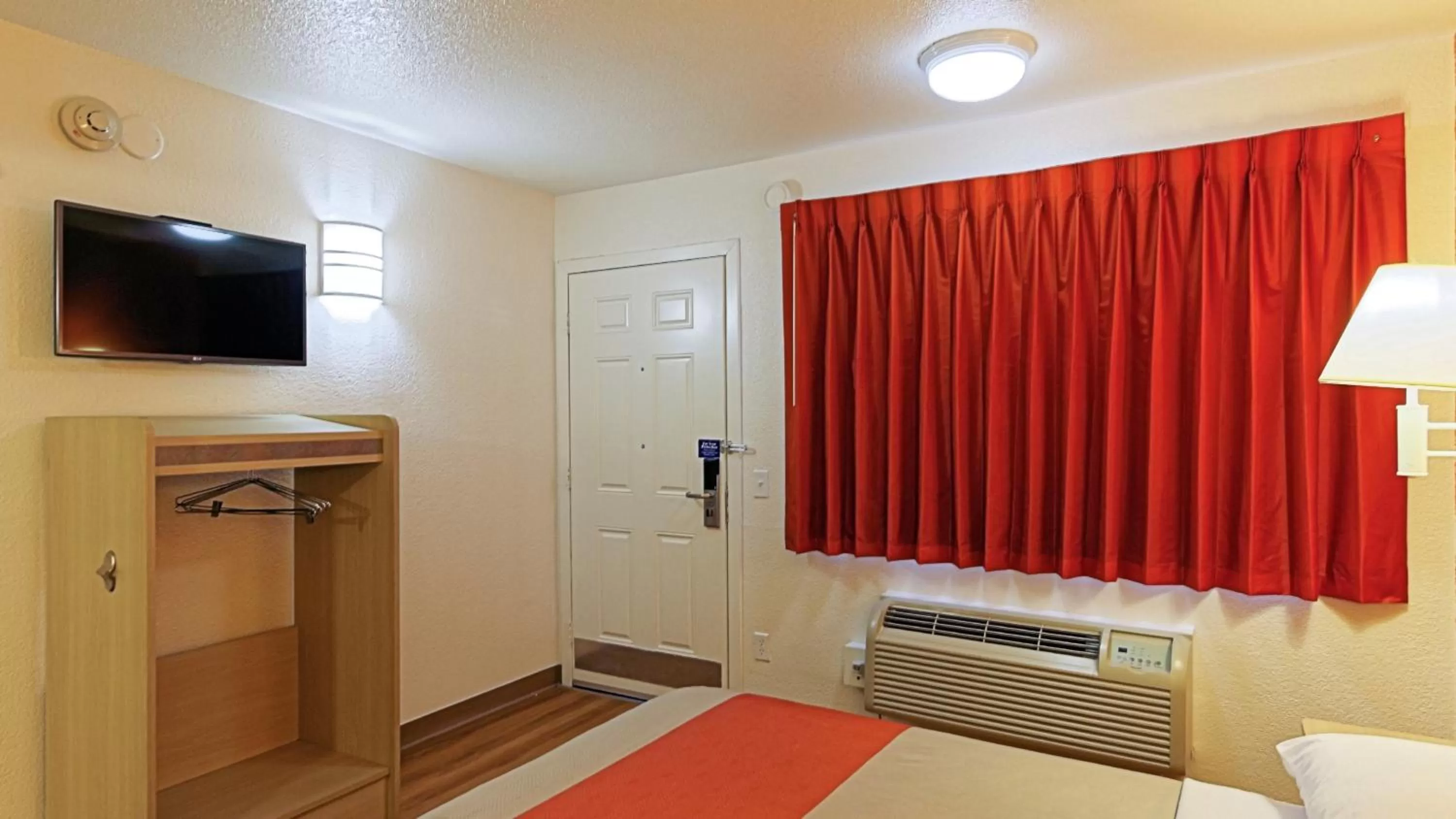 TV and multimedia, Bed in Motel 6-Chico, CA