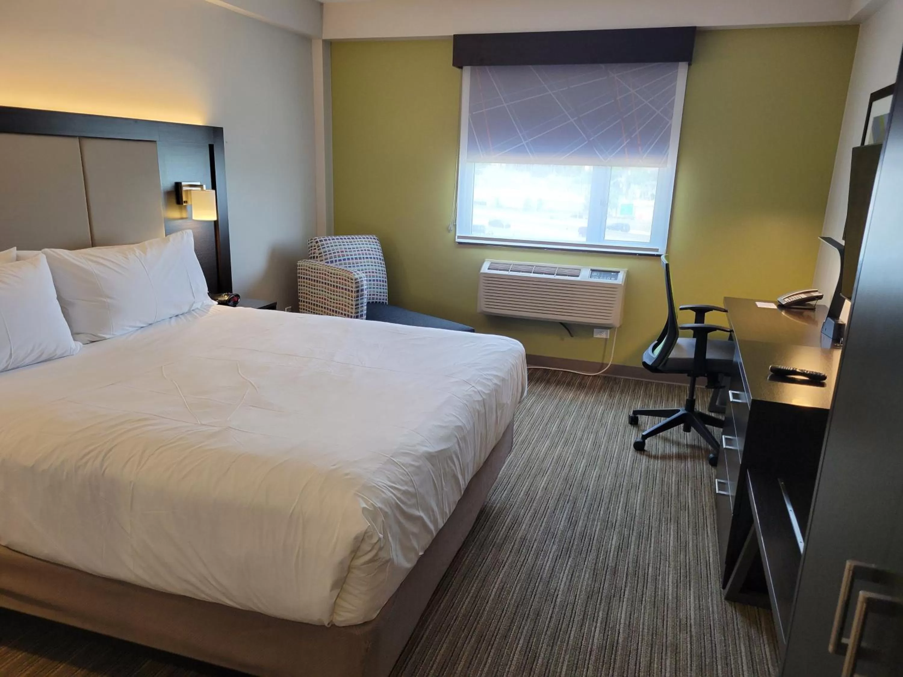Photo of the whole room, Bed in Holiday Inn Express Maspeth by IHG