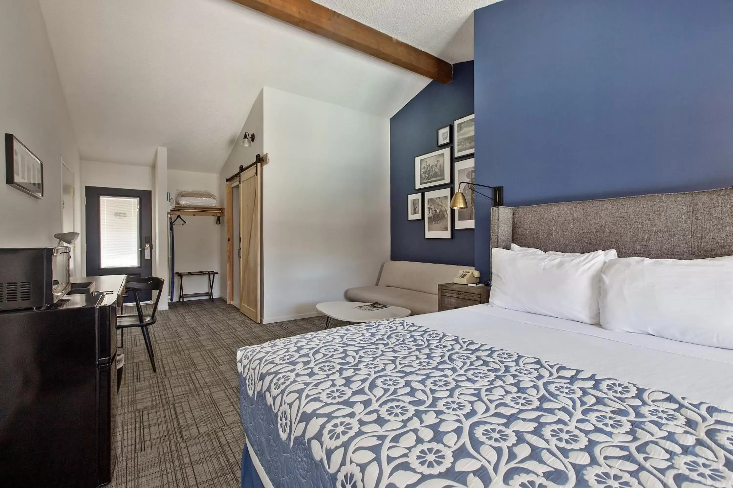 Single Queen Bed Balcony in Sideways Inn Single Queen Bed Balcony in Sideways Inn