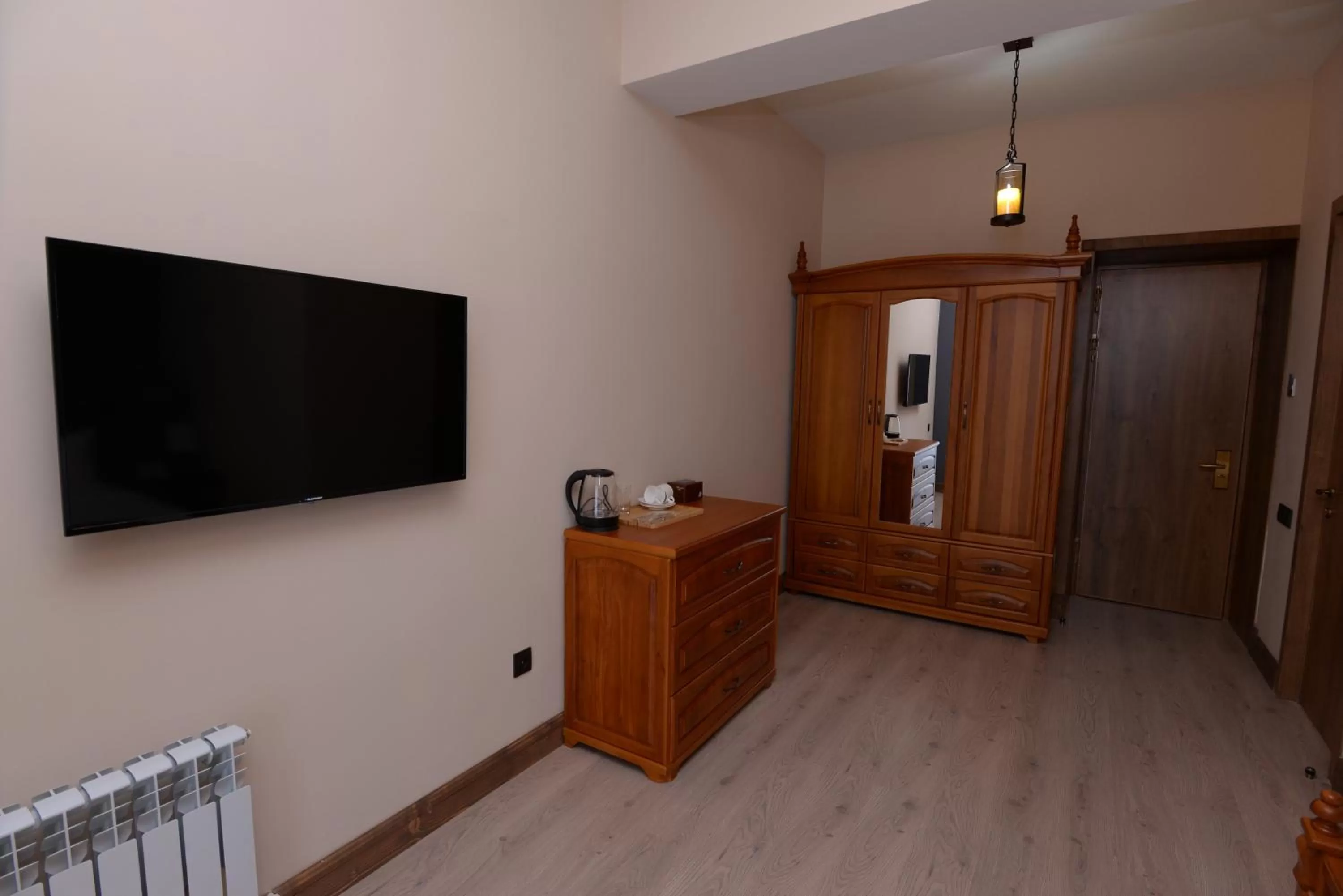 TV/Entertainment Center in Aratta