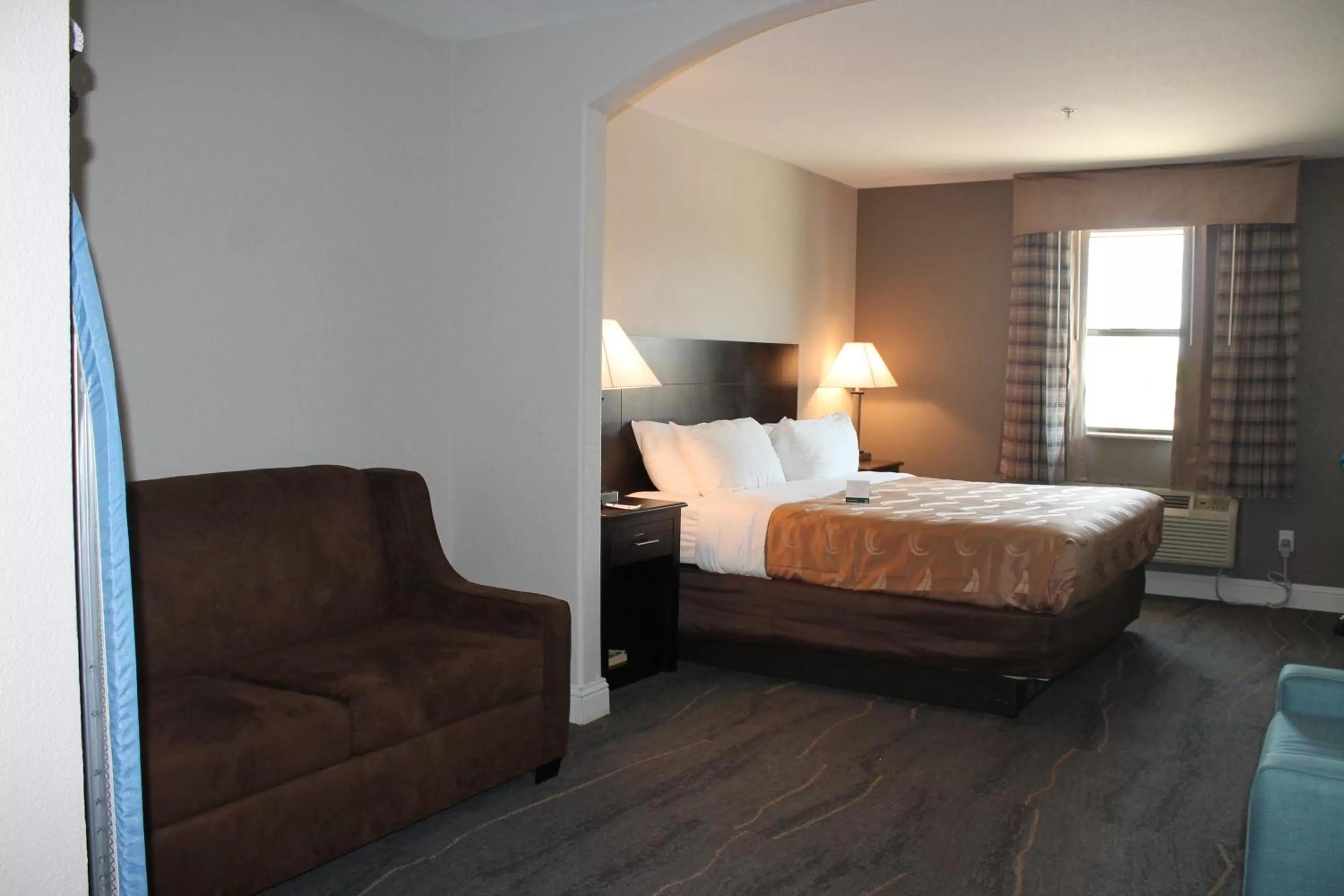 Bed in Quality Inn & Suites Port Arthur - Nederland