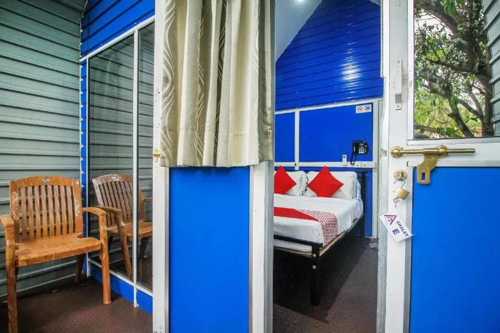 Bed in Airport A4 Transit Hub - Eco Chalets - FREE SHUTTLE SERVICE 24HRS