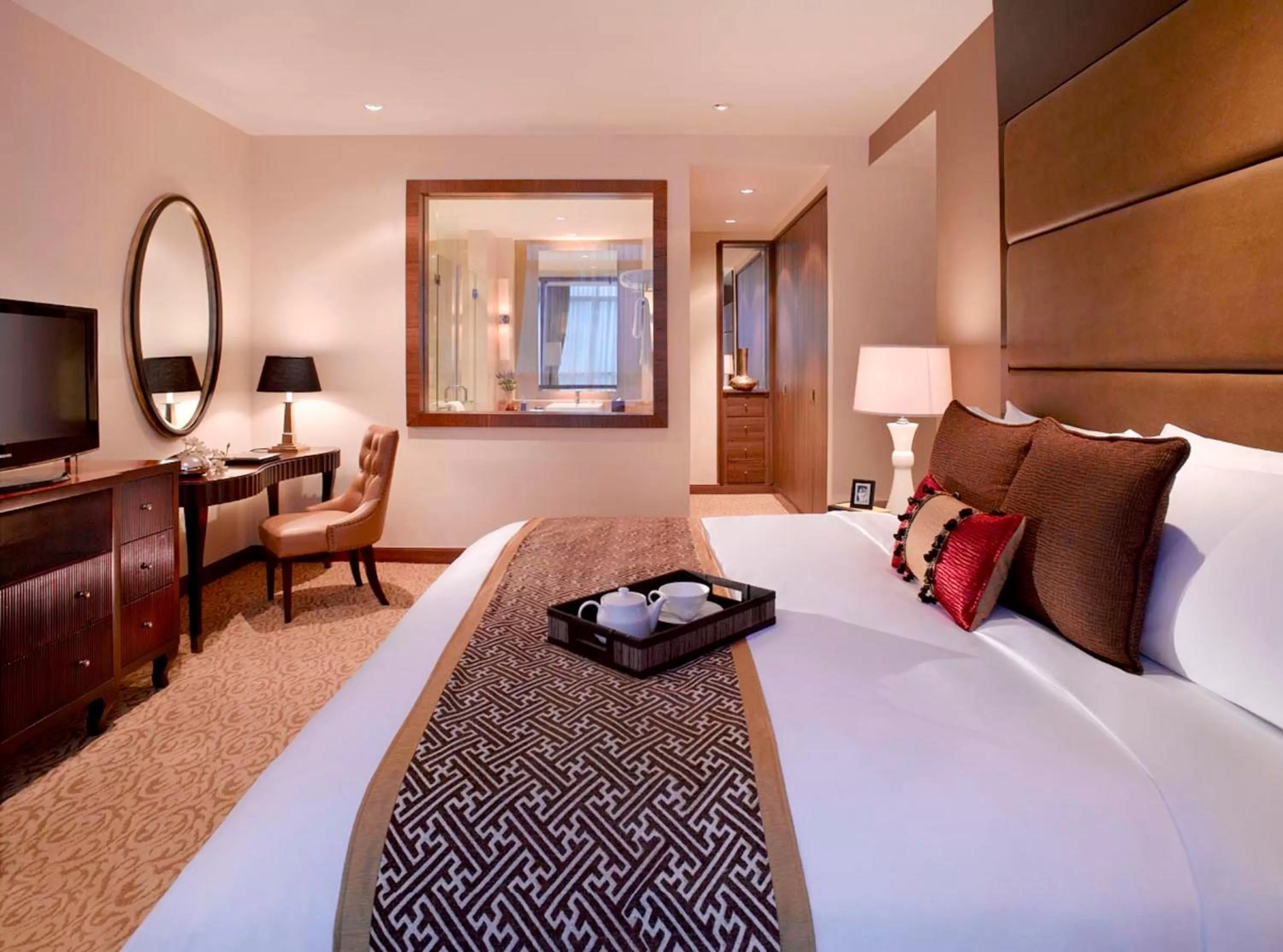 Bedroom, Bed in Oakwood Premier Cozmo Jakarta